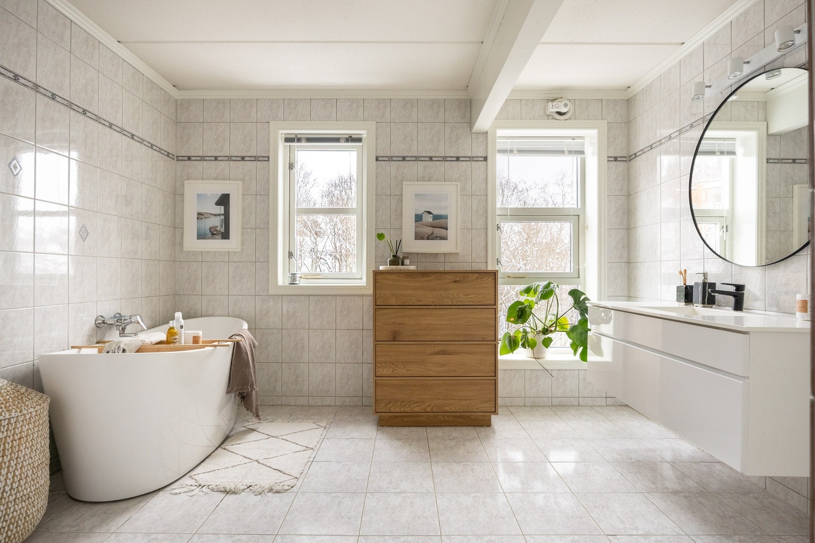 Videre har boligen et helt herlig stort bad med plass til hele familien samtidig, uten at det blir trangt. Galleribilde