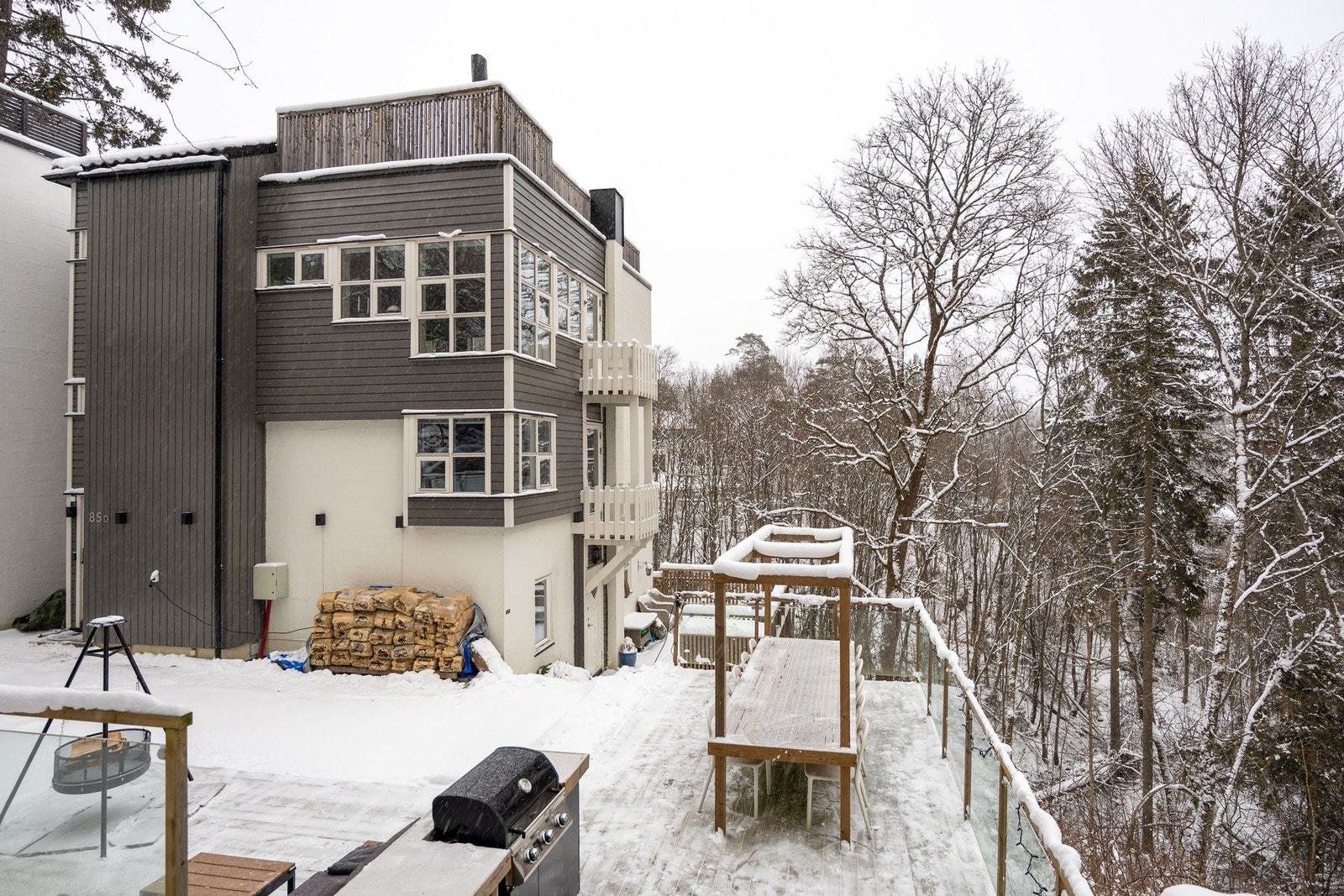 Beliggenheten er skjermet i rolige omgivelser omgitt av frodig skog, en perfekt kombinasjon av nærhet til naturen samtidig som det er kort vei til byfasiliteter. Galleribilde