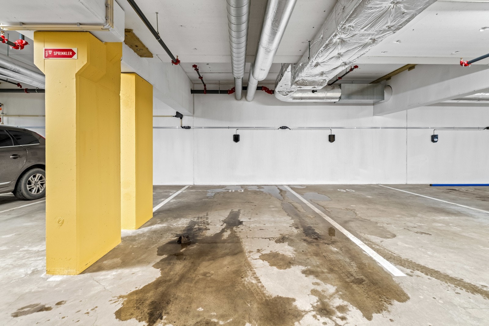 Leiligheten disponerer èn parkeringsplass i felles garasjekjeller (nr. 89). Det er mulighet for installering av elbillader (Elaway). Galleribilde