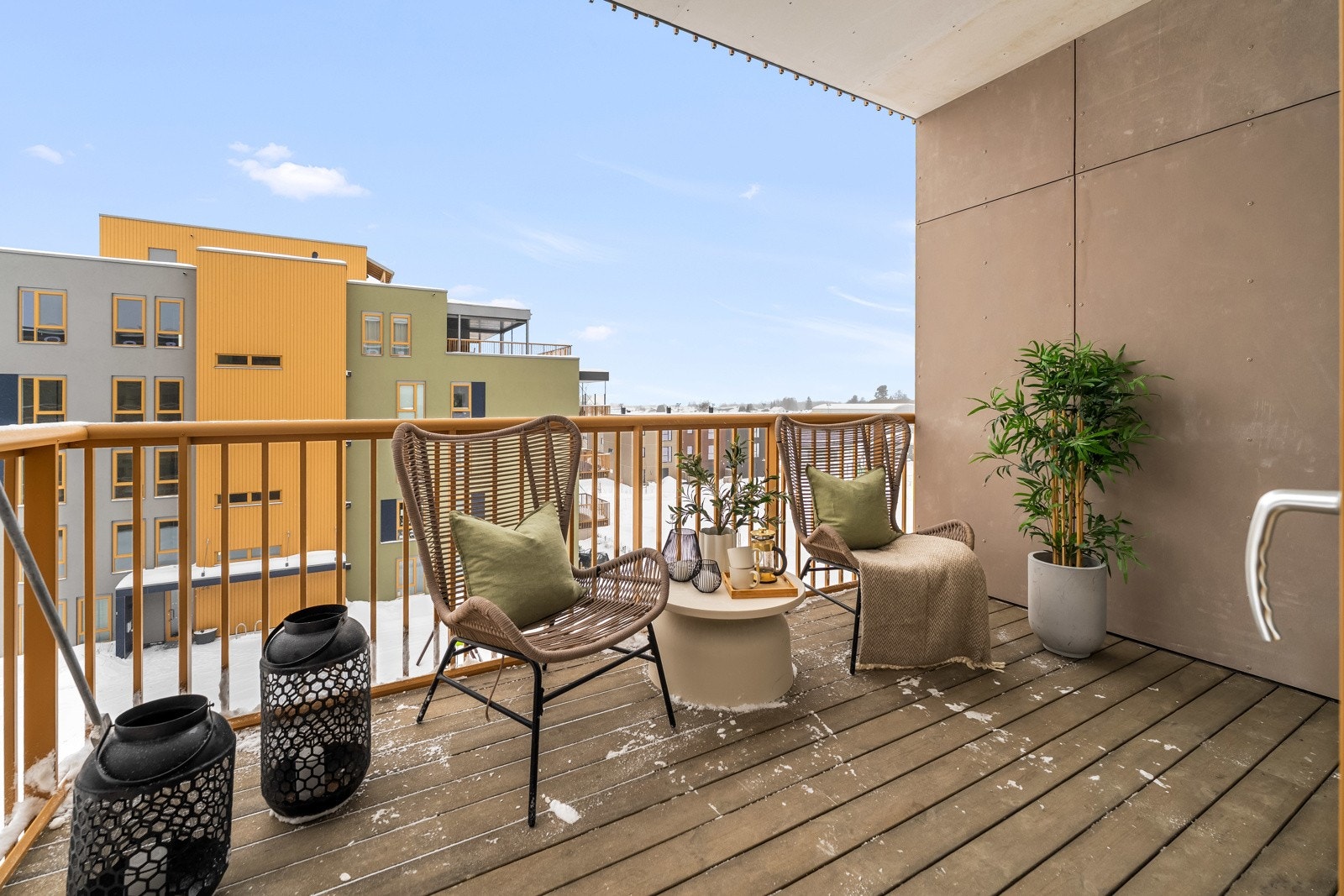 Fra stuen er det utgang til en solrik balkong på ca. 7 kvm, med plass til utemøbler og grill etter ønske. Galleribilde