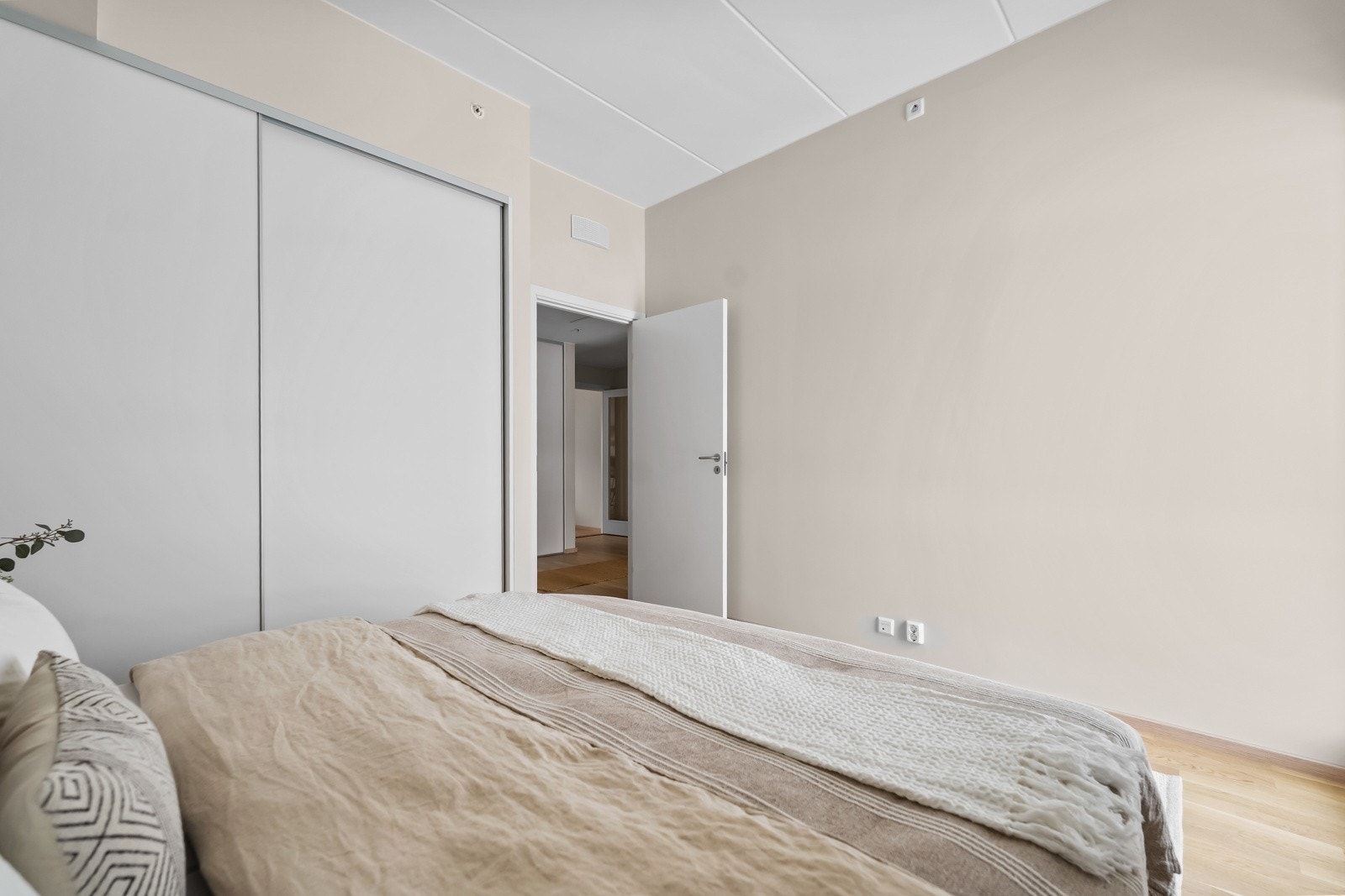 Hovedsoverommet har god plass til dobbeltseng med tilhørende nattbord, samt skyvedørsgarderobe. Galleribilde