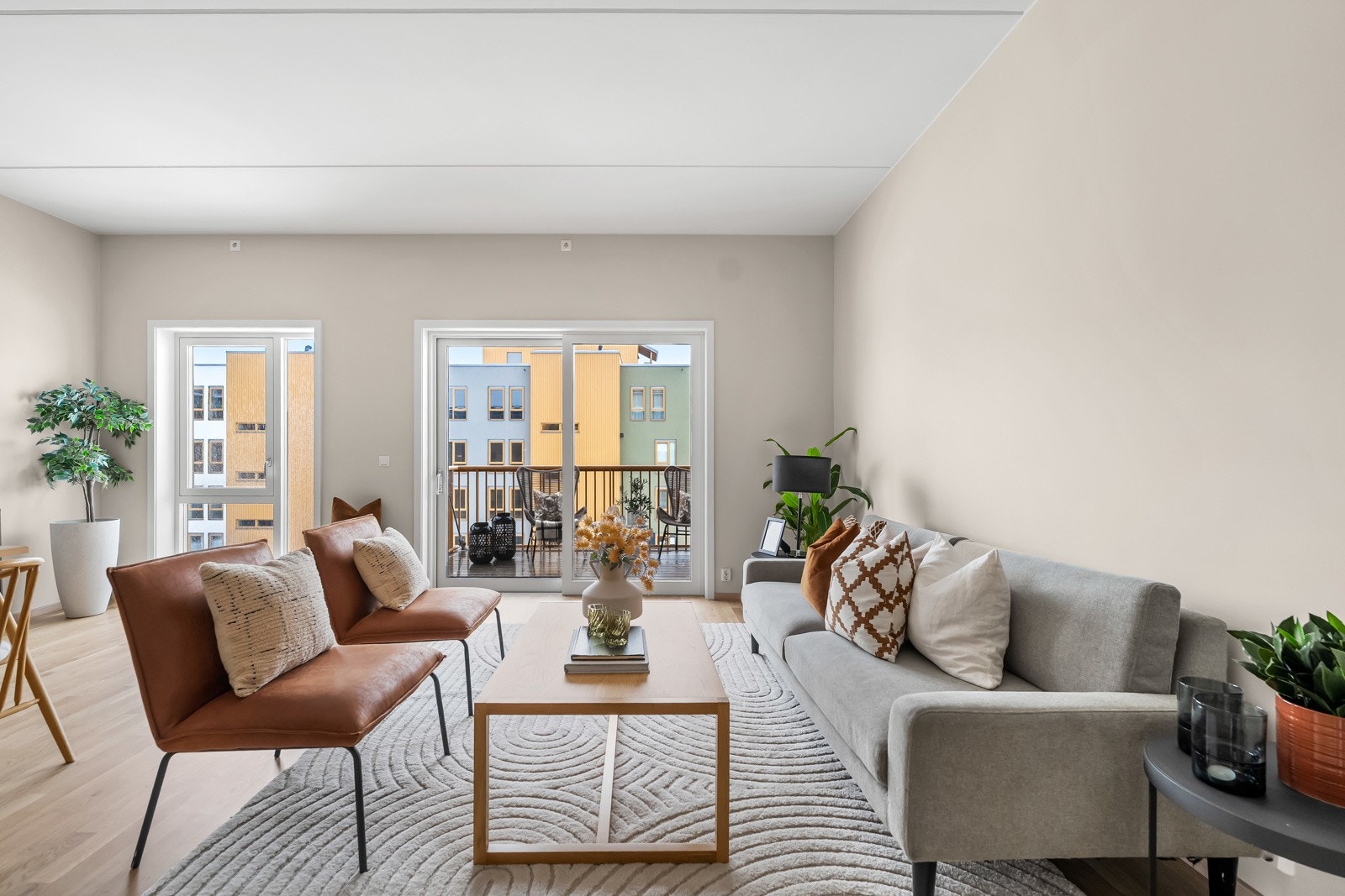 Leiligheten har en åpen og romslig stue- og kjøkkenløsning med 3-stavs eikeparkett og malte vegger i fargen Tudor. Galleribilde