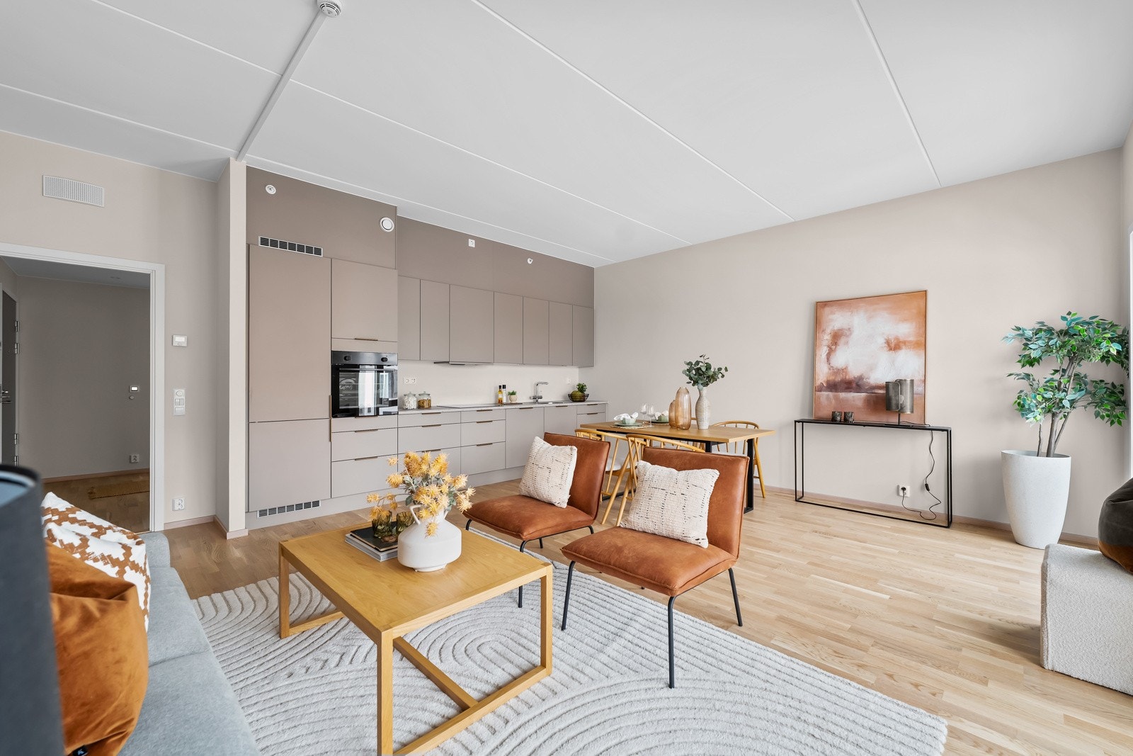 Stuen har god plass til sofaløsning med tilhørende møblement. Oppvarming via vannbåren gulvvarme i entrè samt i stue/kjøkken. Galleribilde