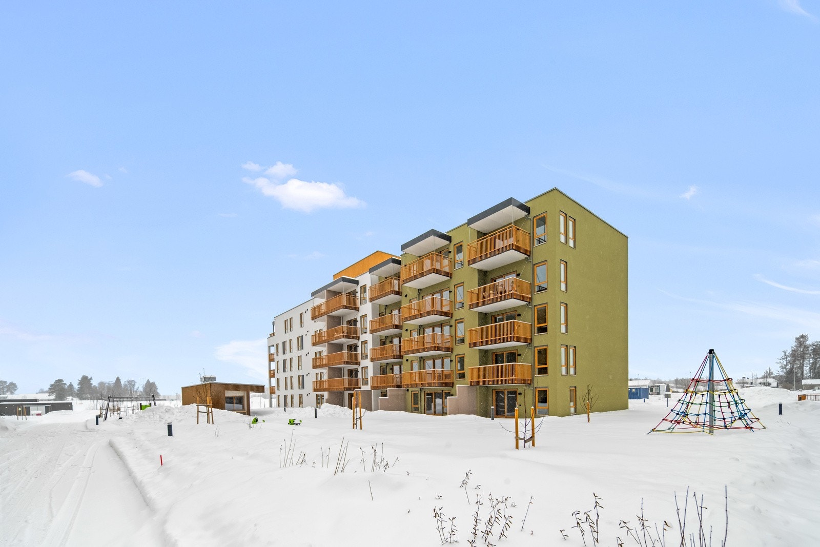 Leiligheten er beliggende i et sentralt og familievennlig område på Kløfta i Ullensaker kommune, med kort vei til alt du trenger i hverdagen. Galleribilde