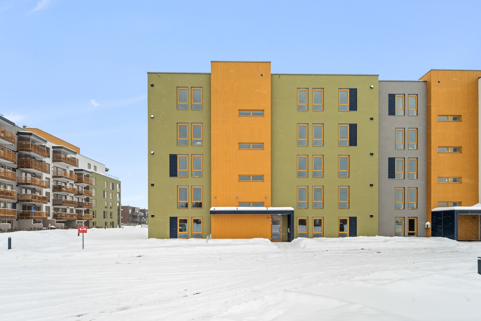 Dagligvarehandel og service finnes like ved på Romerikssenteret, kun en kort spasertur unna (10 min gange). Velkommen til visning! Galleribilde