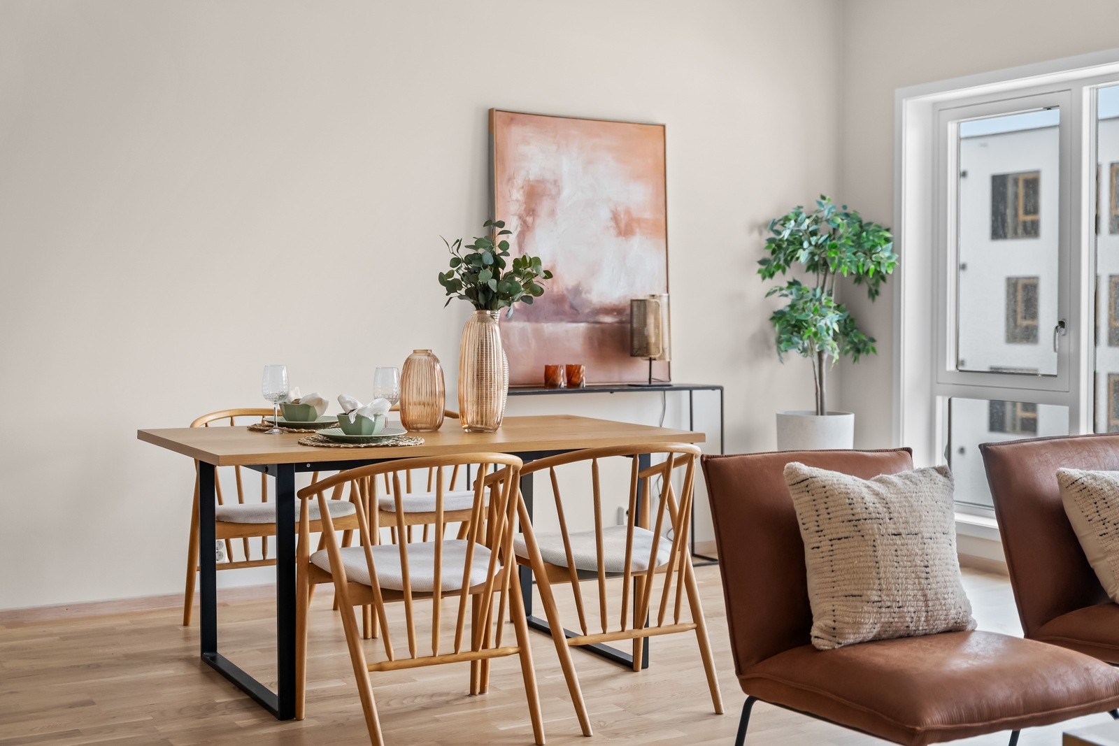 I forkant av kjøkkenet er det fin avsatt plass til spisegruppe. Galleribilde