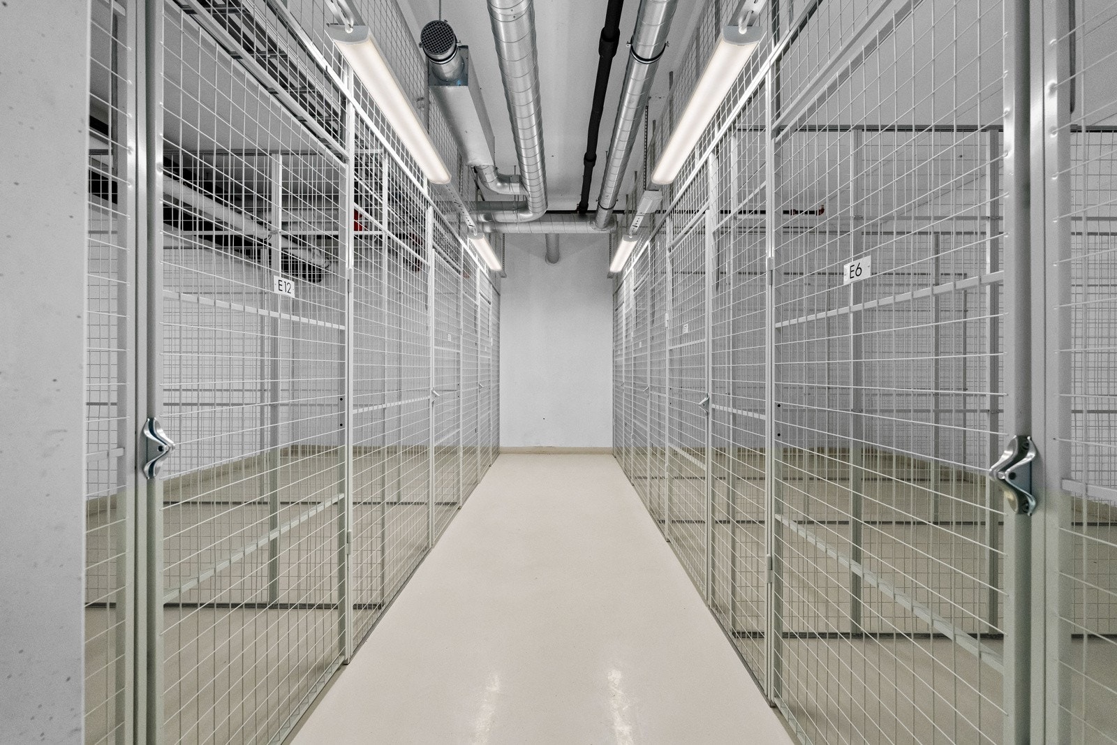 Leiligheten disponerer en ekstern sportsbod i kjeller (E-04) på ca. 5 kvm. Galleribilde