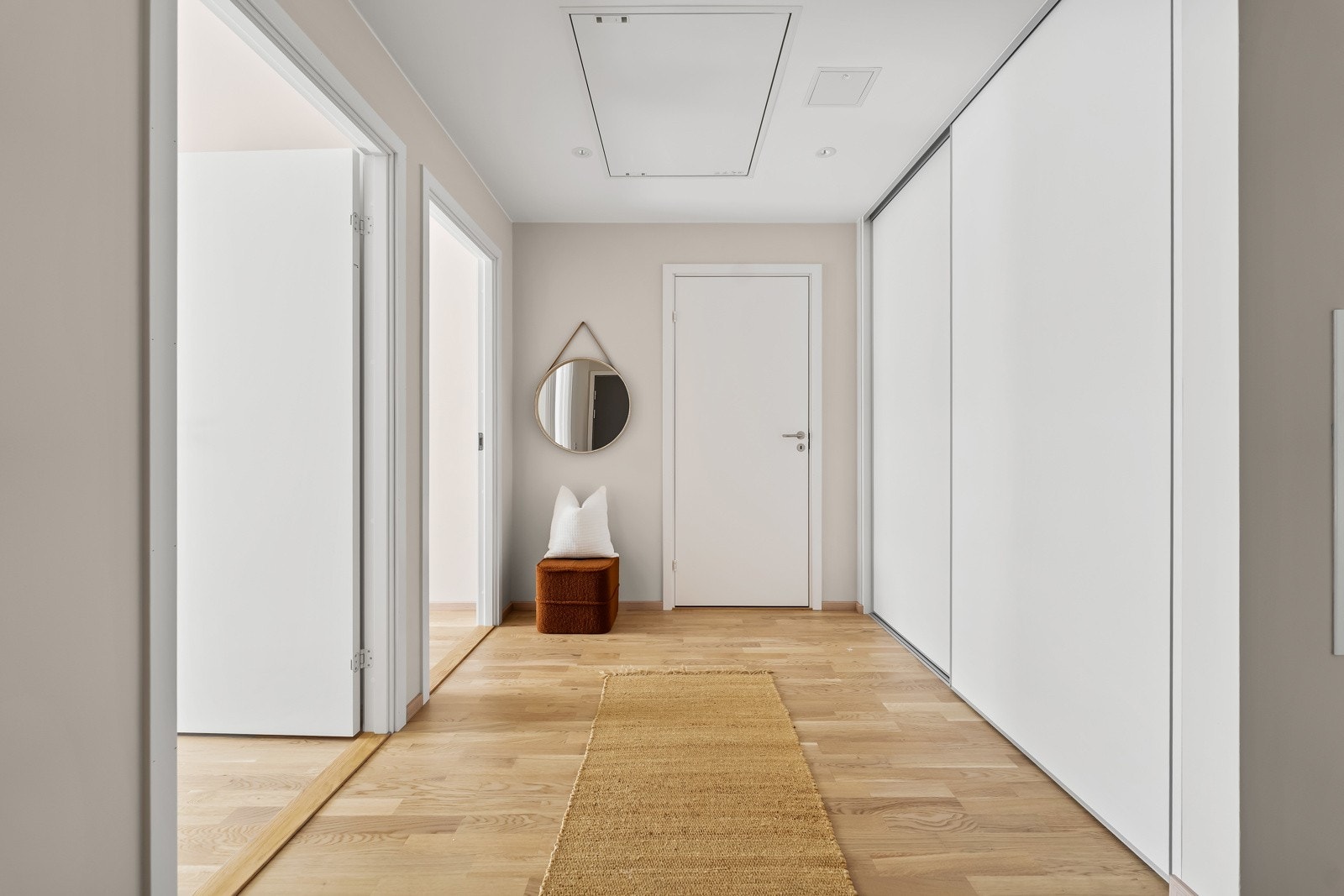 Lys og innbydende entrè - som gir et godt førsteinntrykk av leiligheten. Entrèen har en praktisk skyvedørsgarderobe, og det er installert porttelefon med videofunksjon. Galleribilde