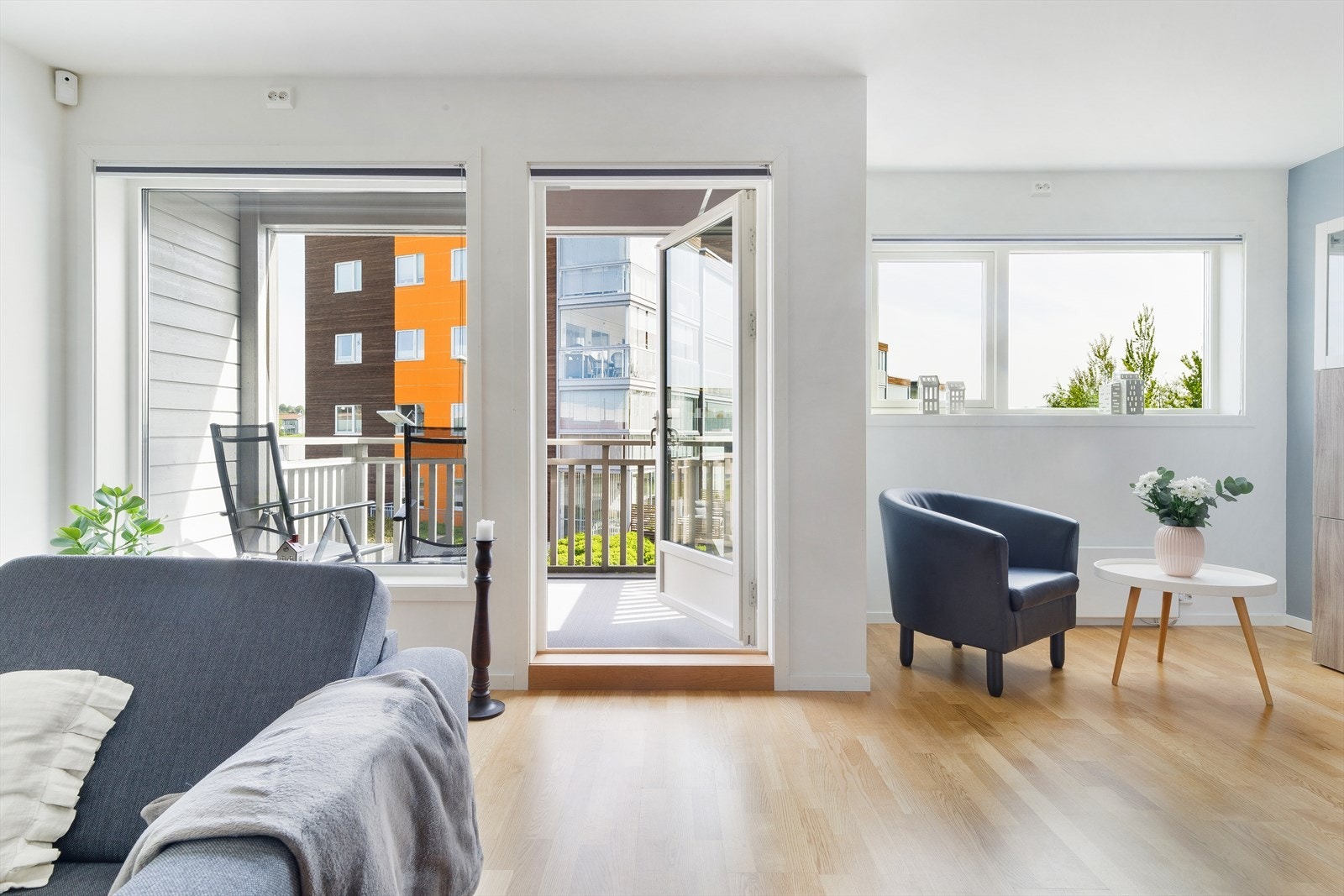 Velkommen inn! Innvendig har boligen for det meste parkett og fliser på gulv, malte slette vegger. Galleribilde