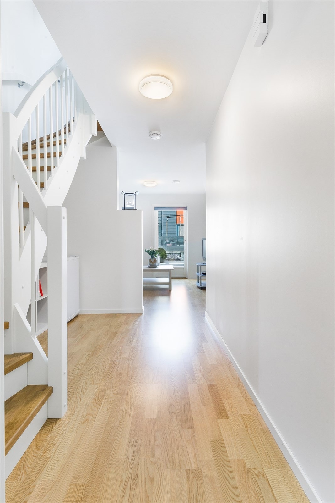 Ned i 1. etasje finner man entré, trapperom/TV-stue og bad/vaskerom. Galleribilde