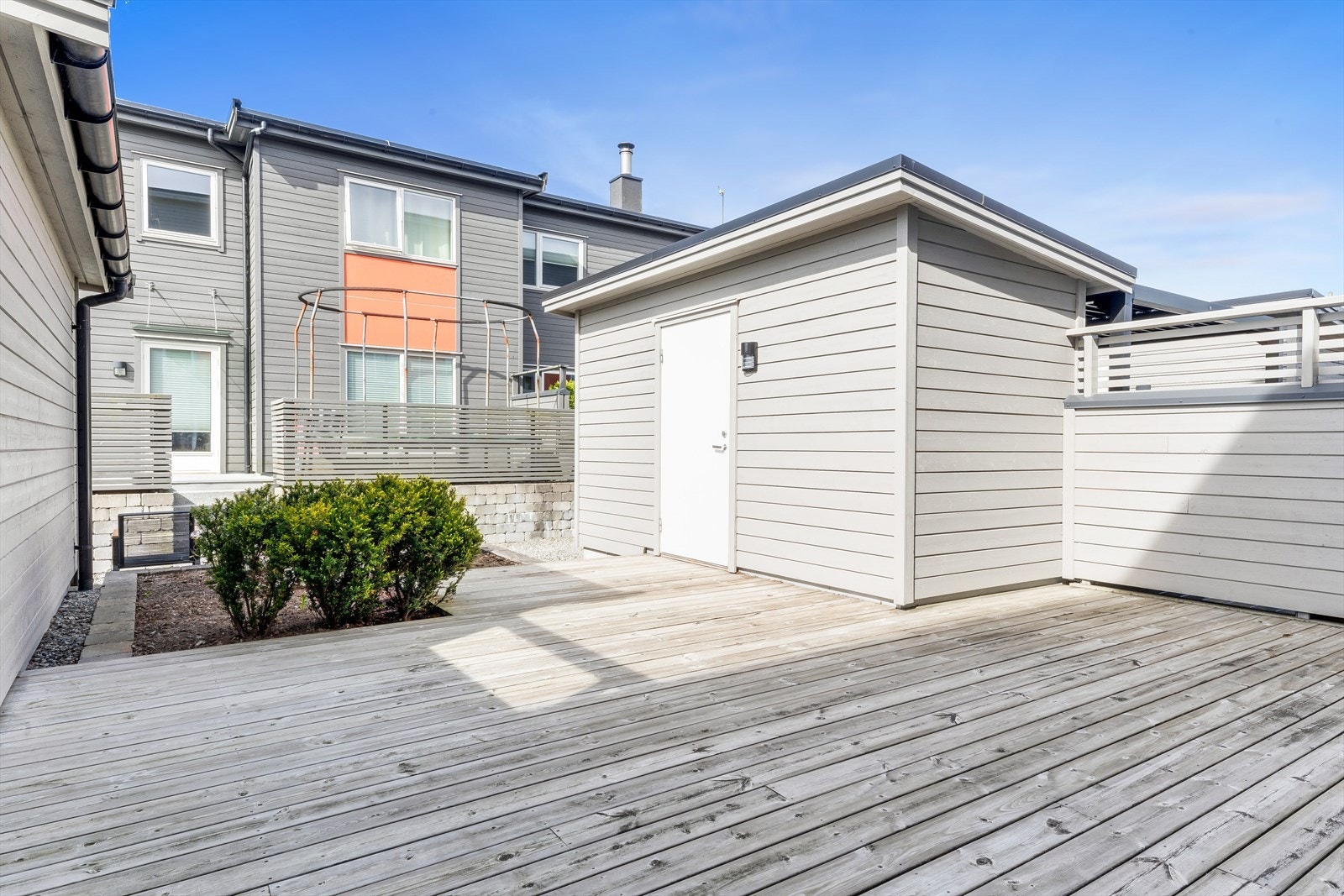 Romslig bod på terrasseplatting. Galleribilde