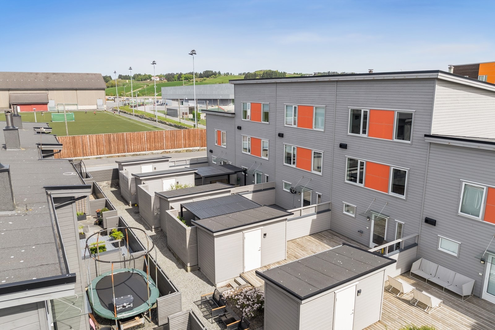 Rekkehuset er en del av Sameiet Torvald Tus veg 18 - 36, og består av en rekkehusrekke med totalt 10 boligseksjoner. Galleribilde