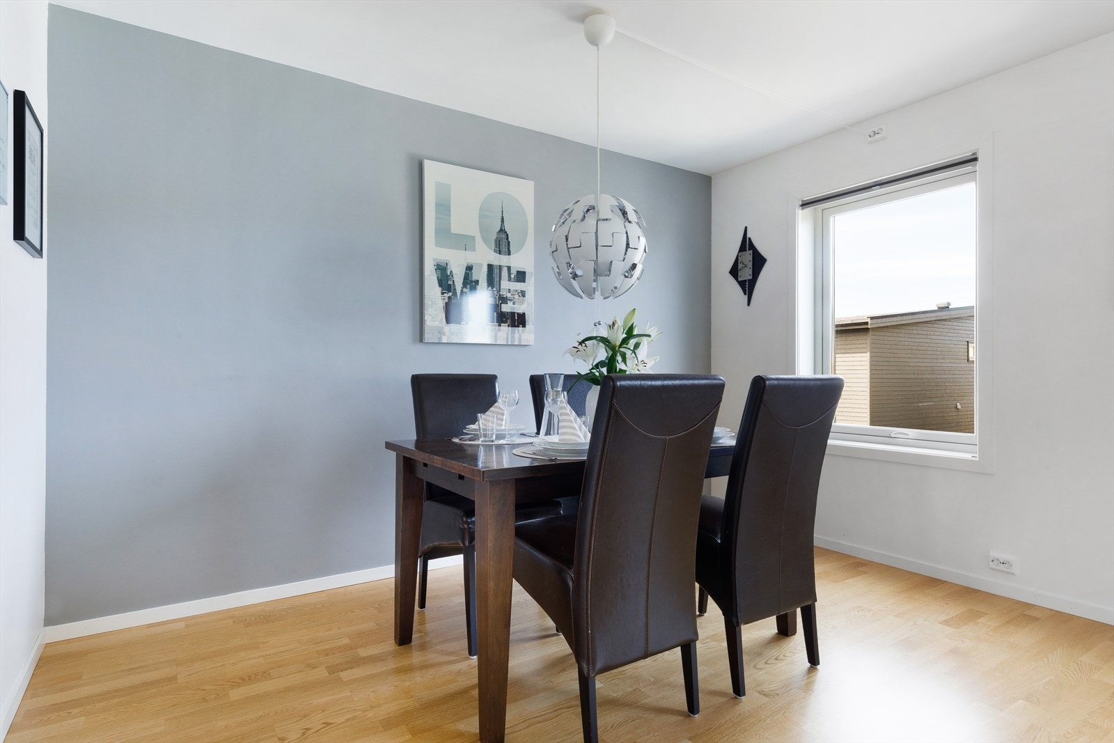 Rommet er malt i fin kontrast vegg. Galleribilde