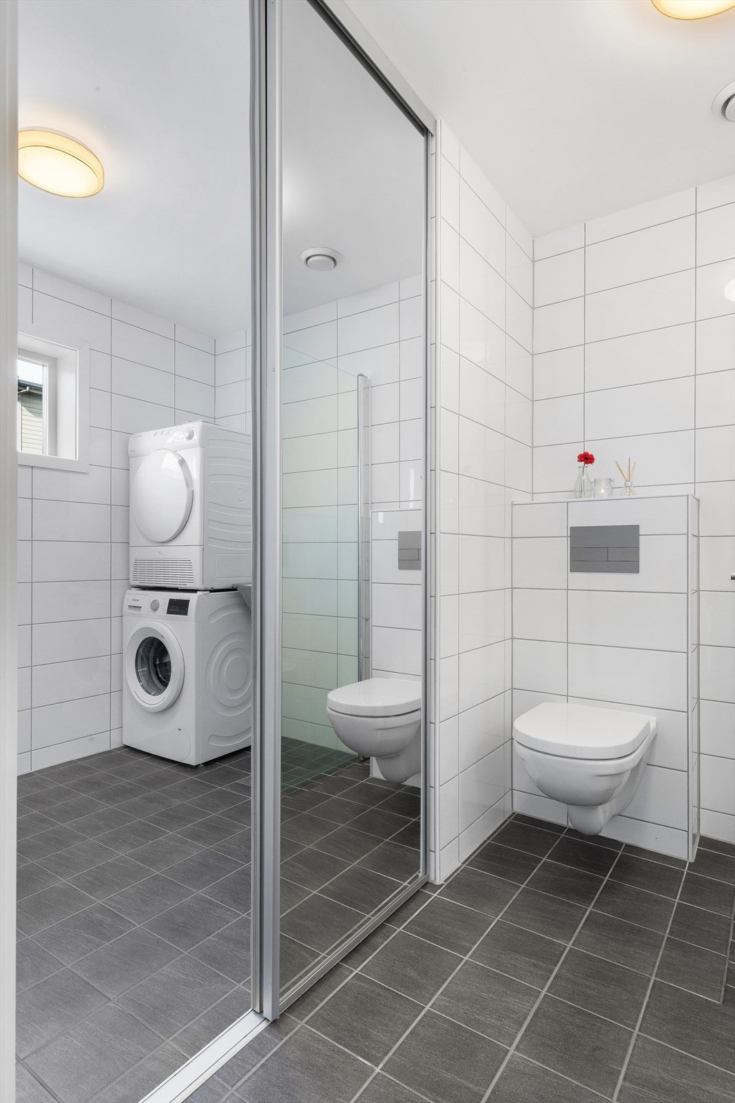 Badet har vaskeromsdel, med opplegg for vaskemaskin og tørketrommel, samt utslagsvask. Galleribilde