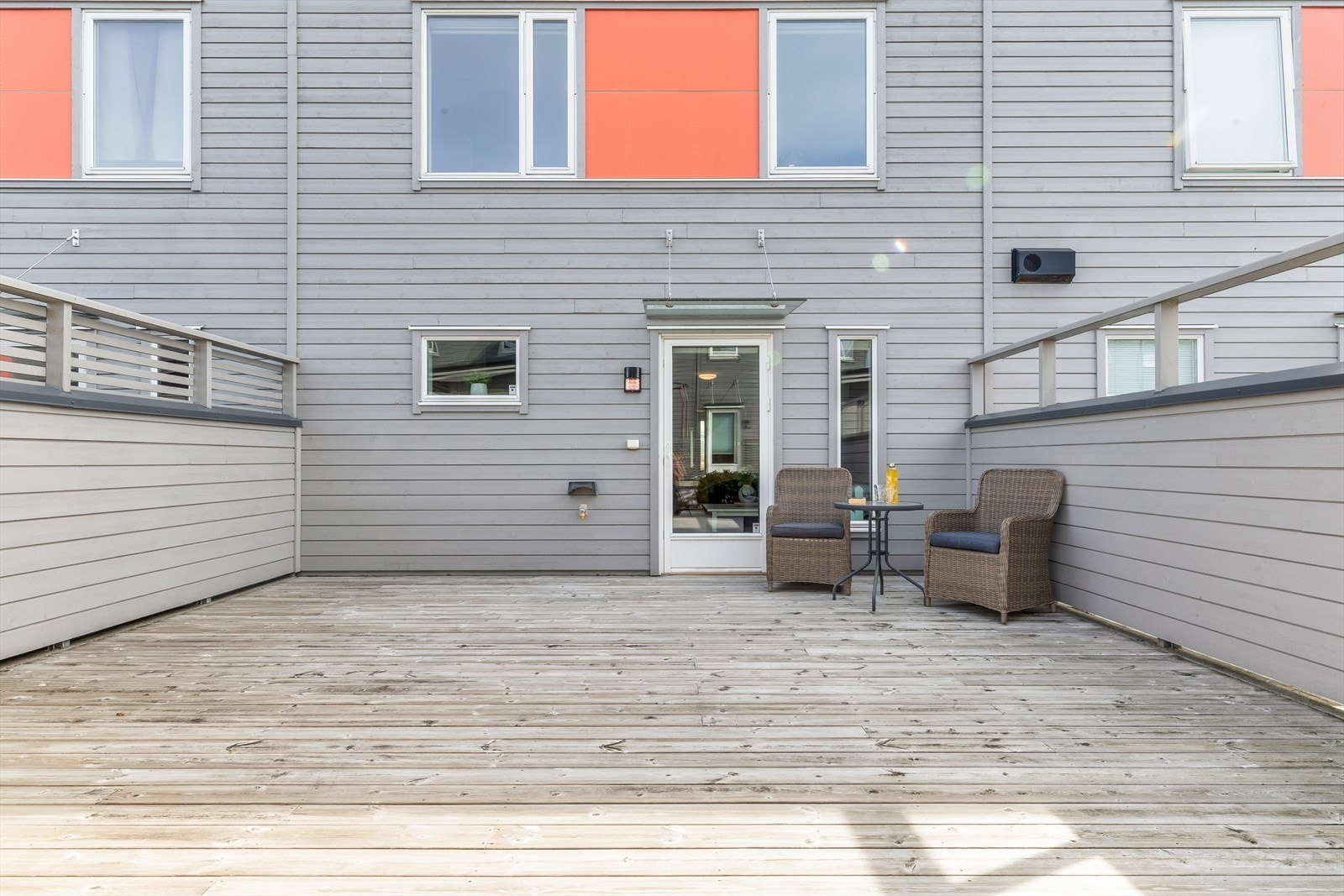 Den romslige terrassen byr på gode muligheter til sosialt samvær med familie og venner. Galleribilde