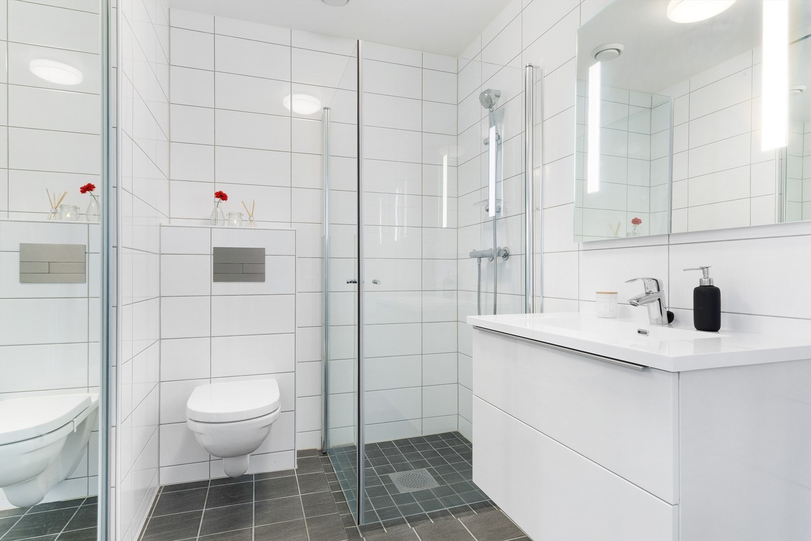 Bad/vaskerom i 1. etasje er helfliset med varmekabler i gulv. Galleribilde