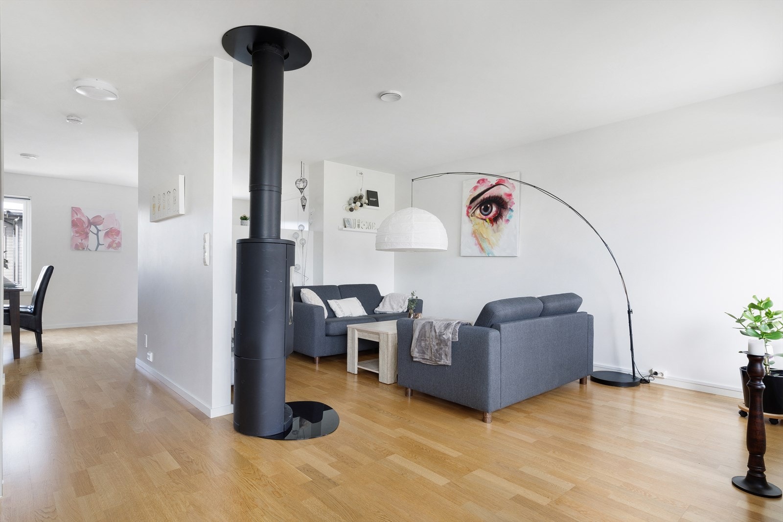 Stuen har god plass til å innrede i ulike soner. Galleribilde