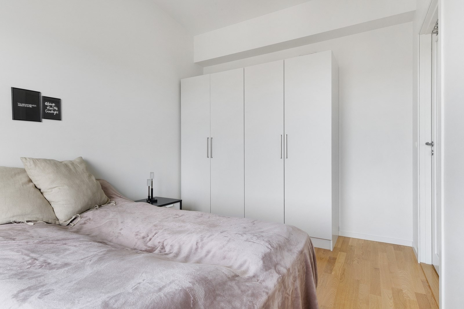 Hovedsoverom innredet med garderobeskap. Galleribilde