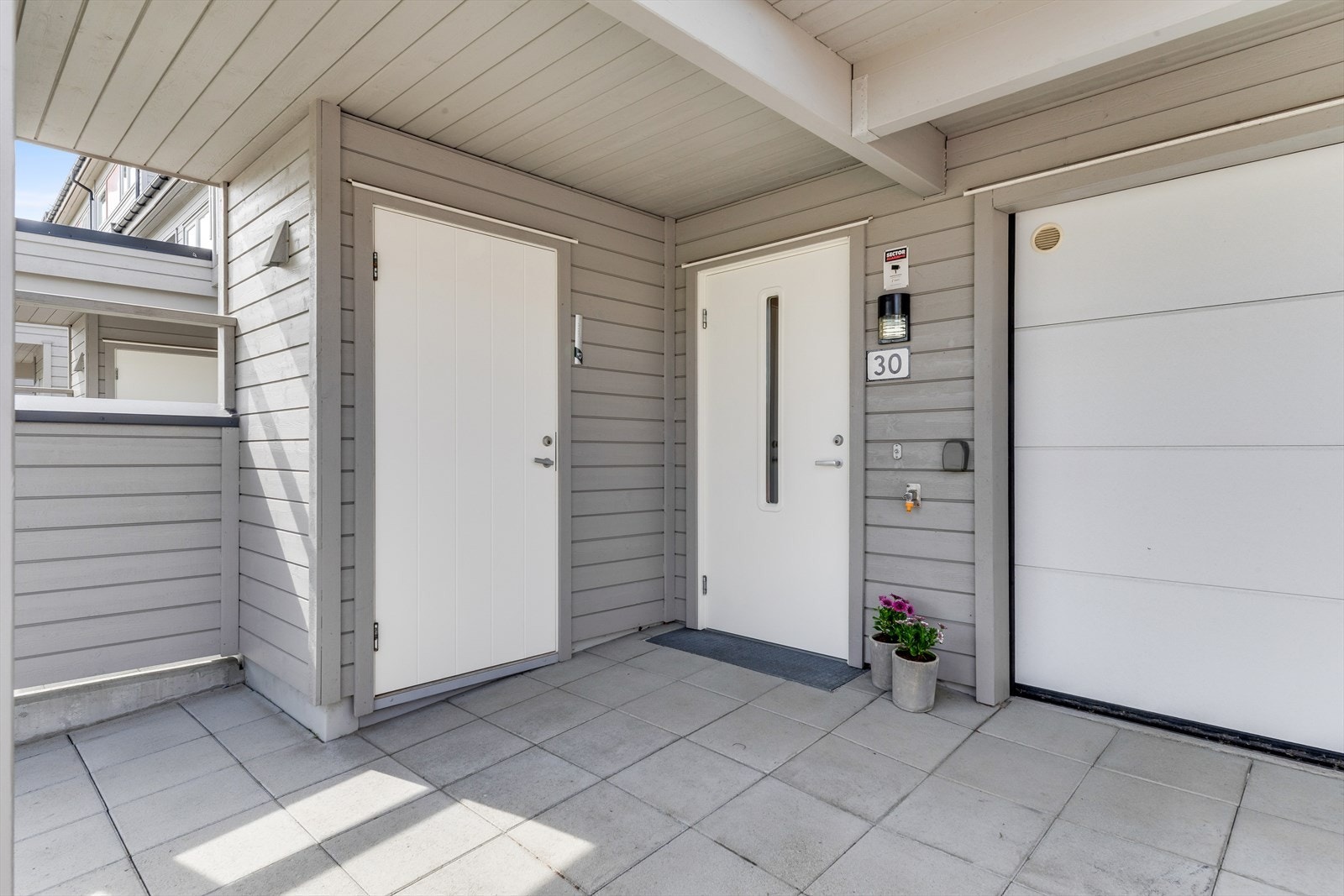 Like ved inngangen har du romslig bod og inngang til garasje. Galleribilde