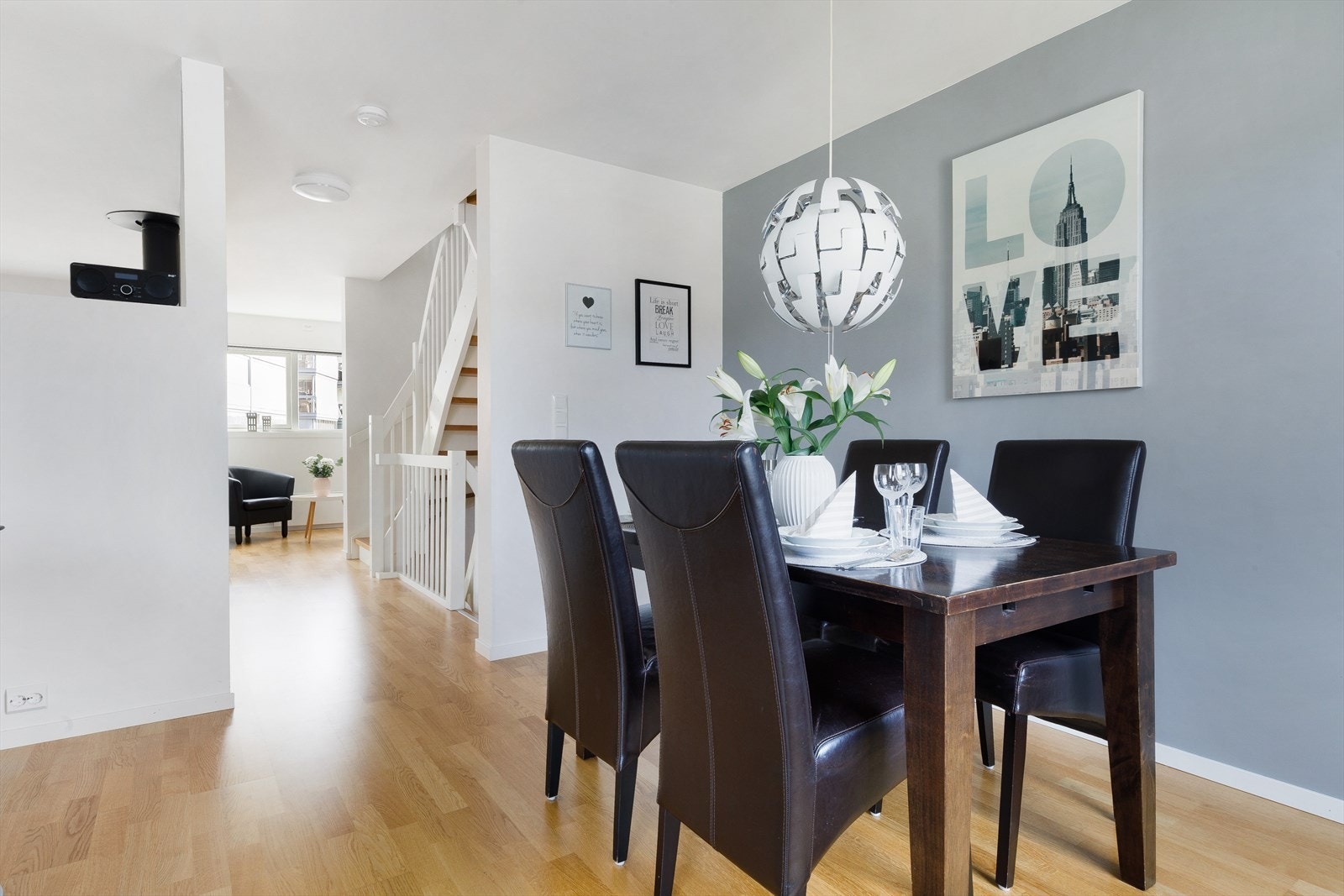 Ved kjøkkenet er det plass til spisebord hvor man kan invitere familie og venner på middagsbesøk. Galleribilde