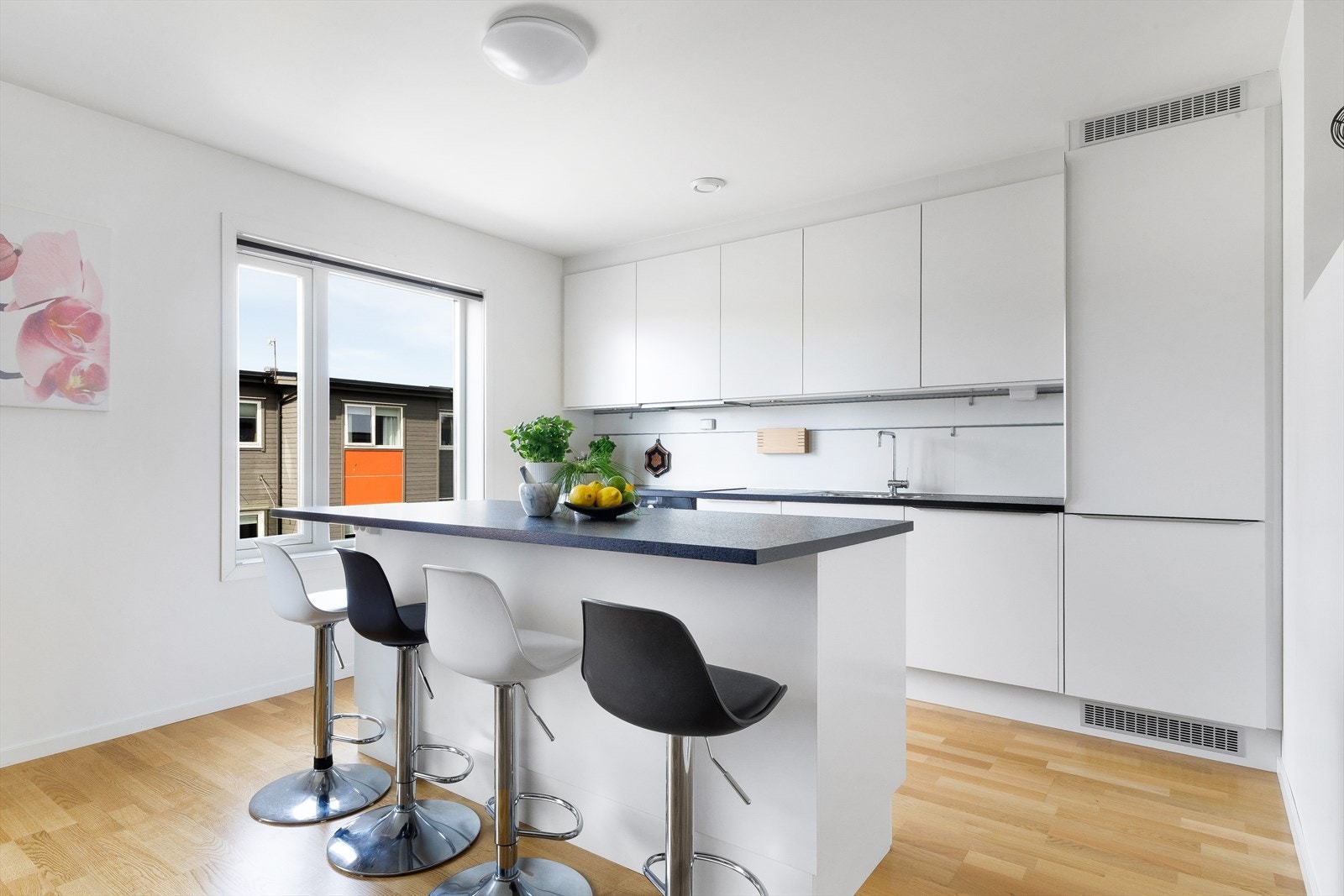 Kjøkkenet byr på godt med skap- og benkeplass, og praktisk kjøkkenøy med flere sitteplasser. Galleribilde