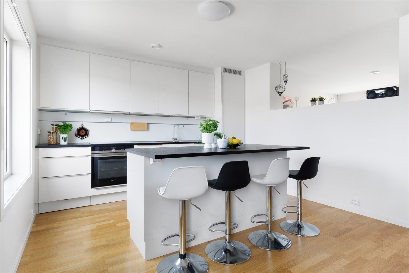 Kjøkkenet har integrerte hvitevarer som kjøleskap/frys, oppvaskmaskin, steikeovn og platetopp. Galleribilde