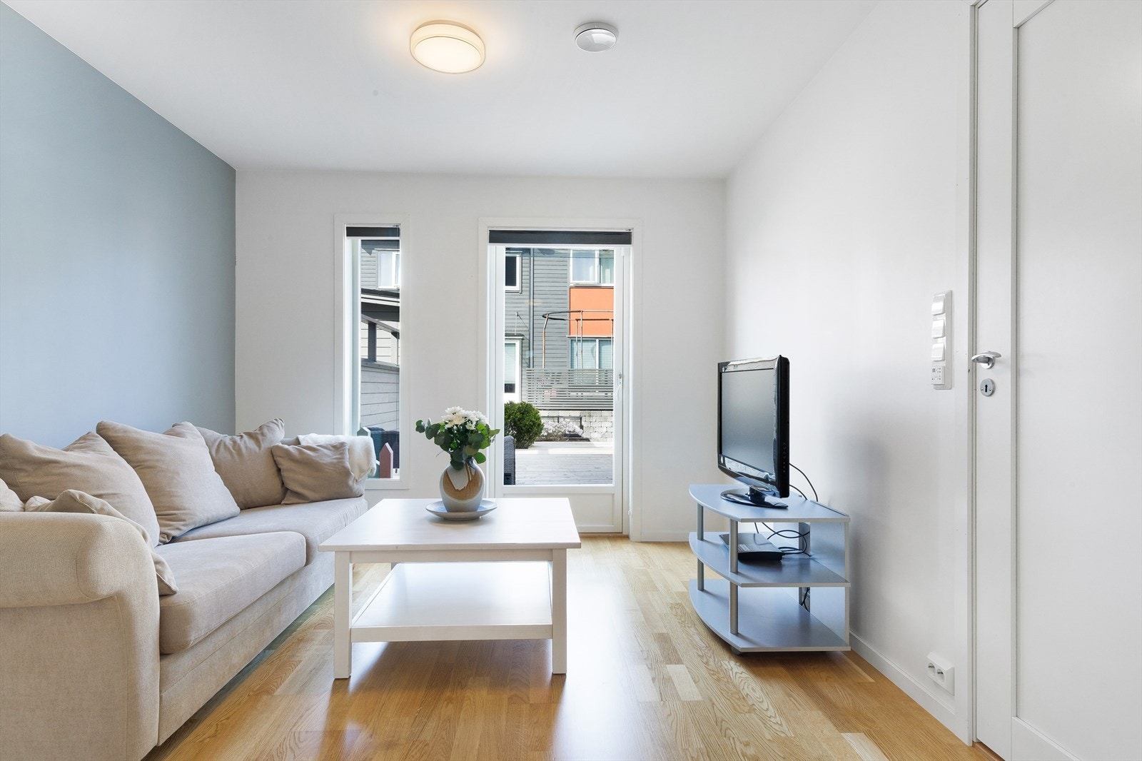 Tv-stue med god plass til tv og sofa. Galleribilde