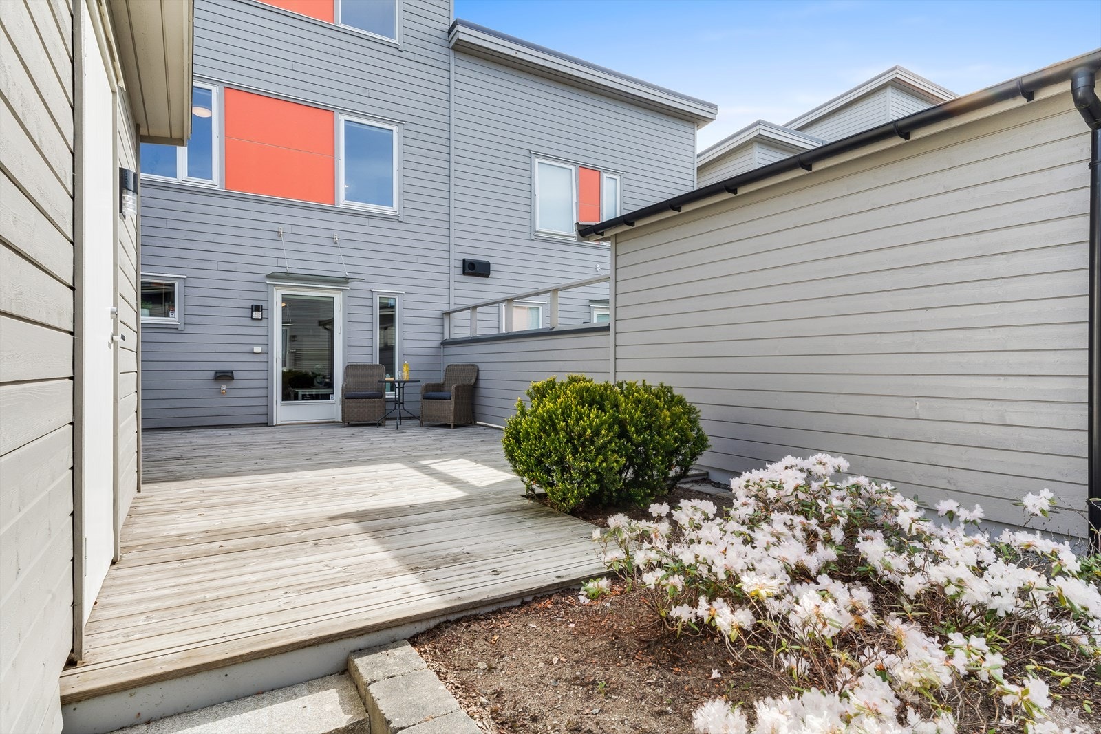 Fra boligen er det kort gangavstand til flere dagligvarebutikker, skoler og barnehager, busstopp, håndballhall og fotballstadion. Galleribilde