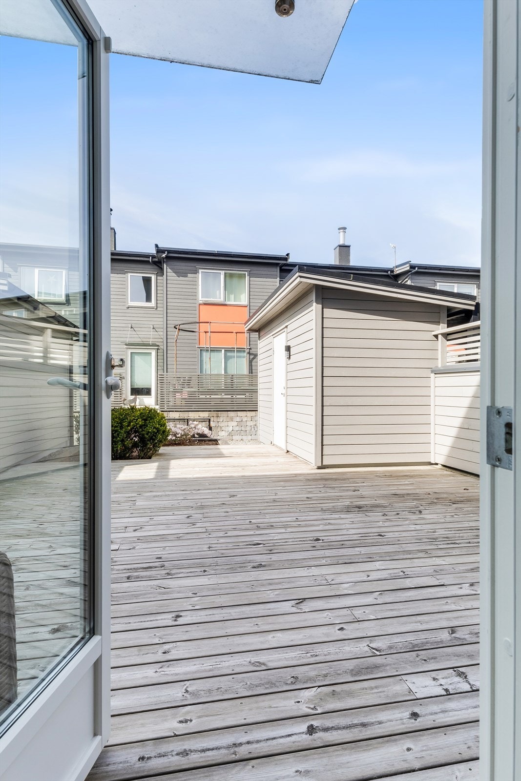 Herfra er det utgang til herlig uteområde som måler hele 36 m². Galleribilde