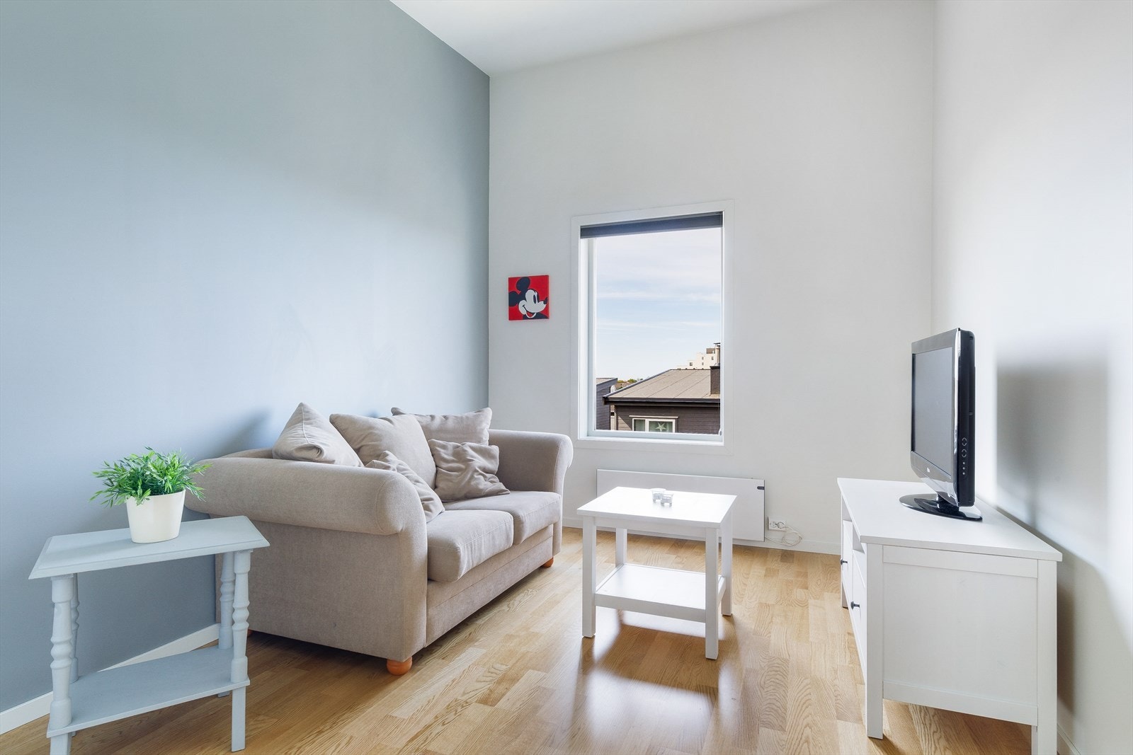 Rommet har generøs takhøyde og malt i flott kontrastvegg. Galleribilde