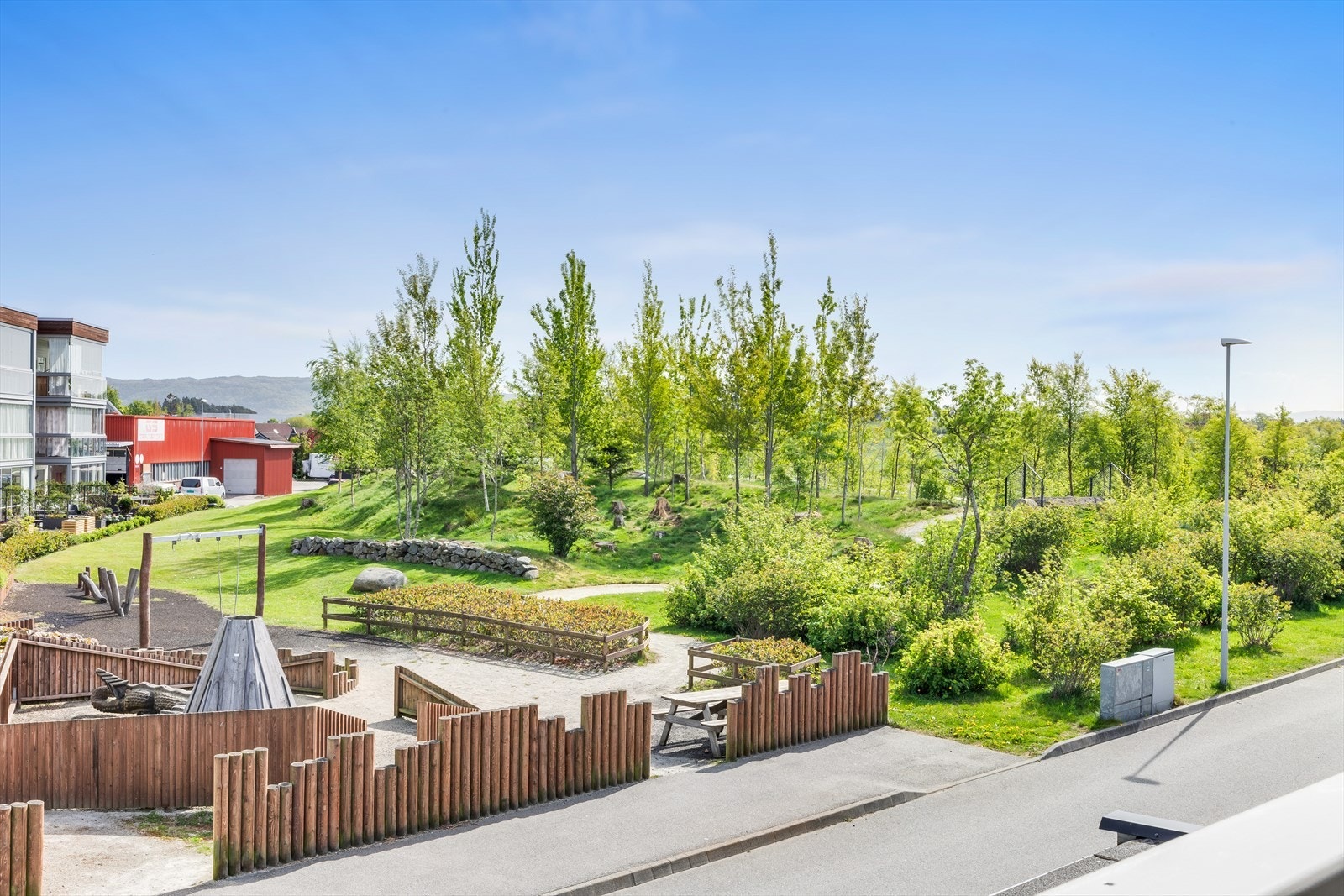 Nærområdet er svært barnevennlig med lekeplass og grøntområde like utfor døren. Galleribilde