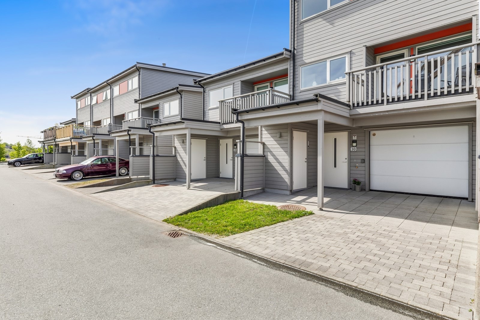 Parkering gjøres enkelt like utenfor døren eller i garasjen. Galleribilde