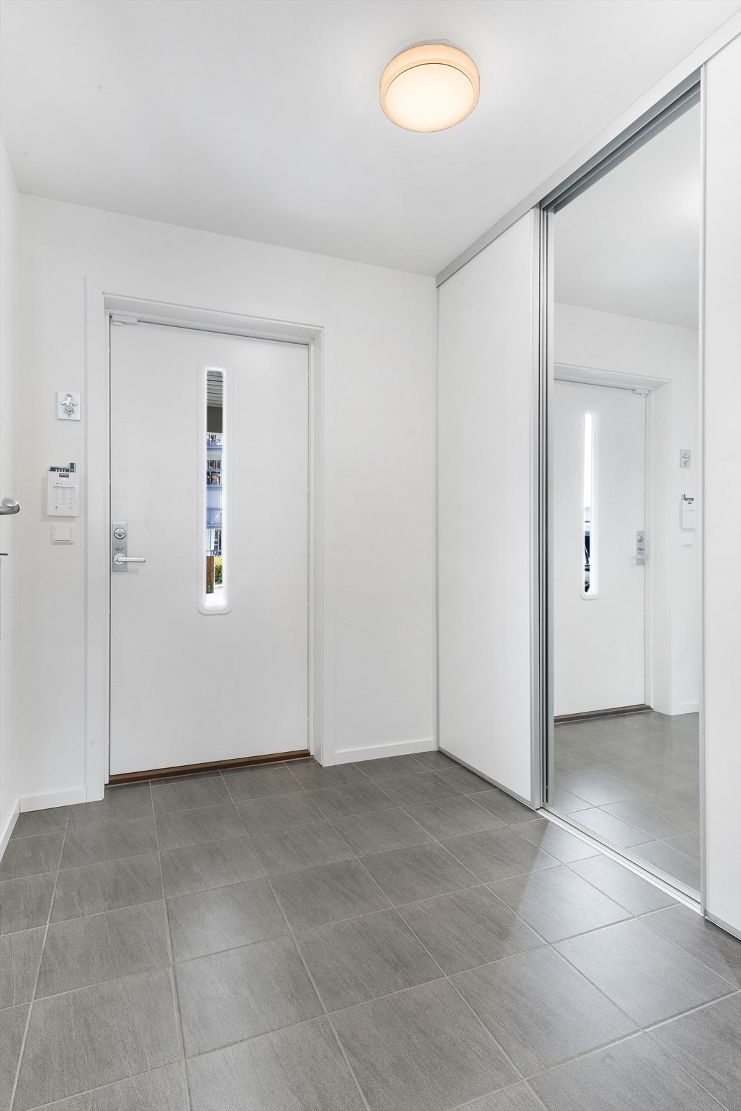 Entréen har stor skyvedørsgarderobe med god plass til yttertøy og sko. Galleribilde
