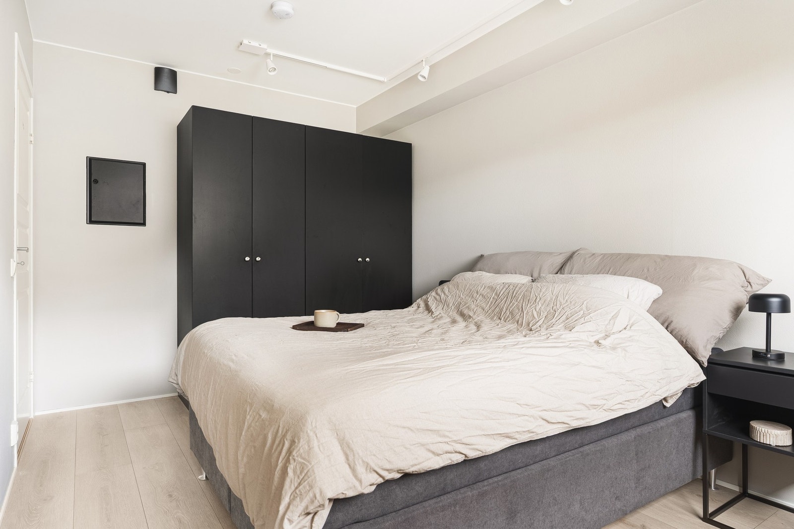 Her er det god plass til dobbeltseng, garderobe og tilhørende møblement. Galleribilde