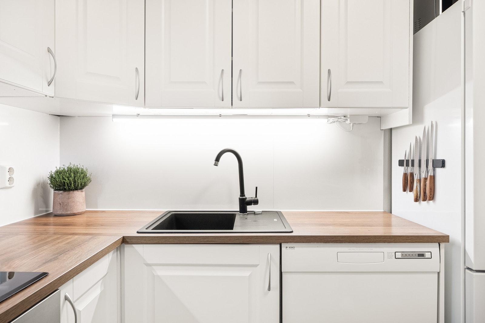 På kjøkkenet er det integrert komfyr, induksjonstopp og plass/opplegg for kjøleskap og oppvaskmaskin. Galleribilde