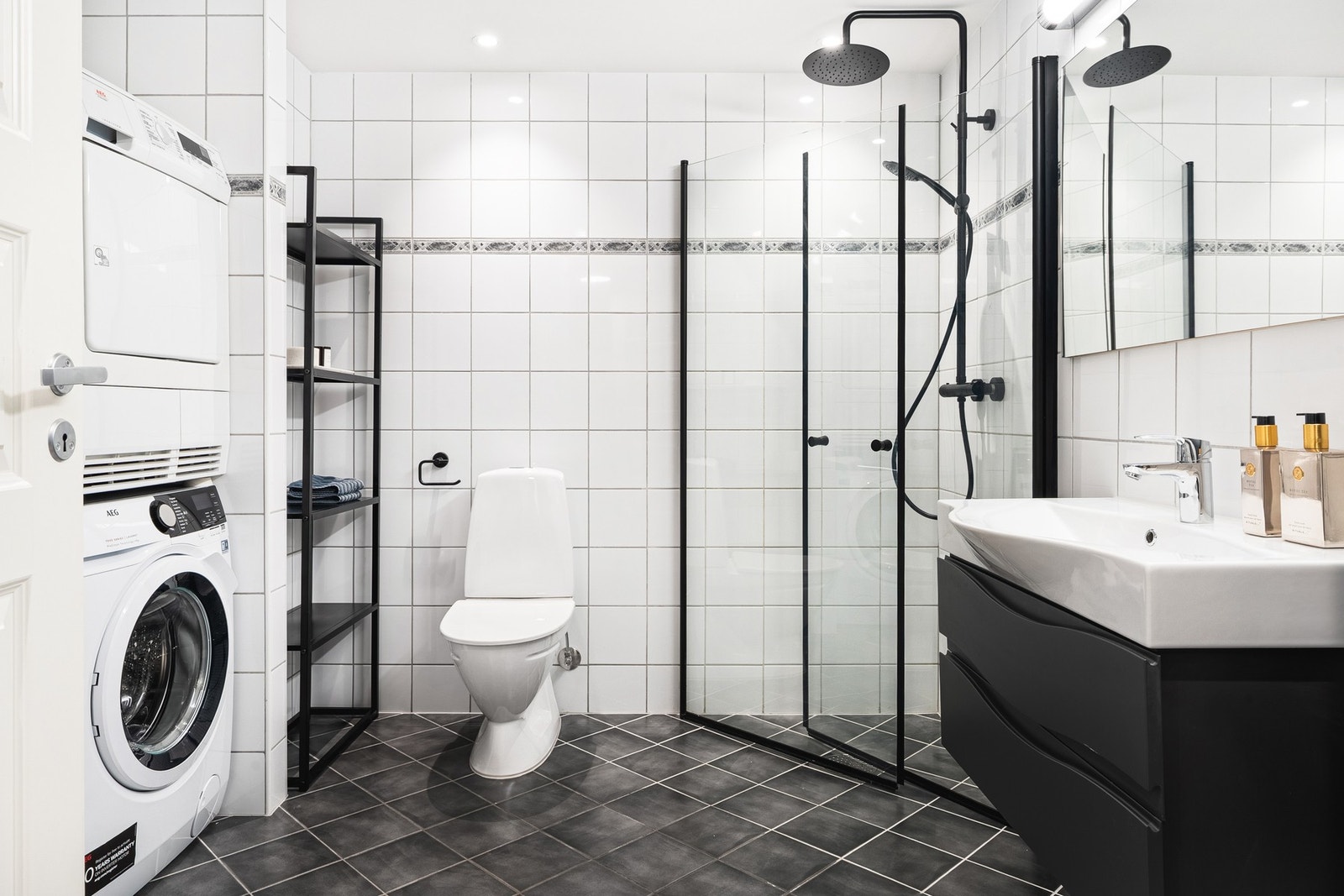 Fint helfilset bad med varme i gulv. Galleribilde