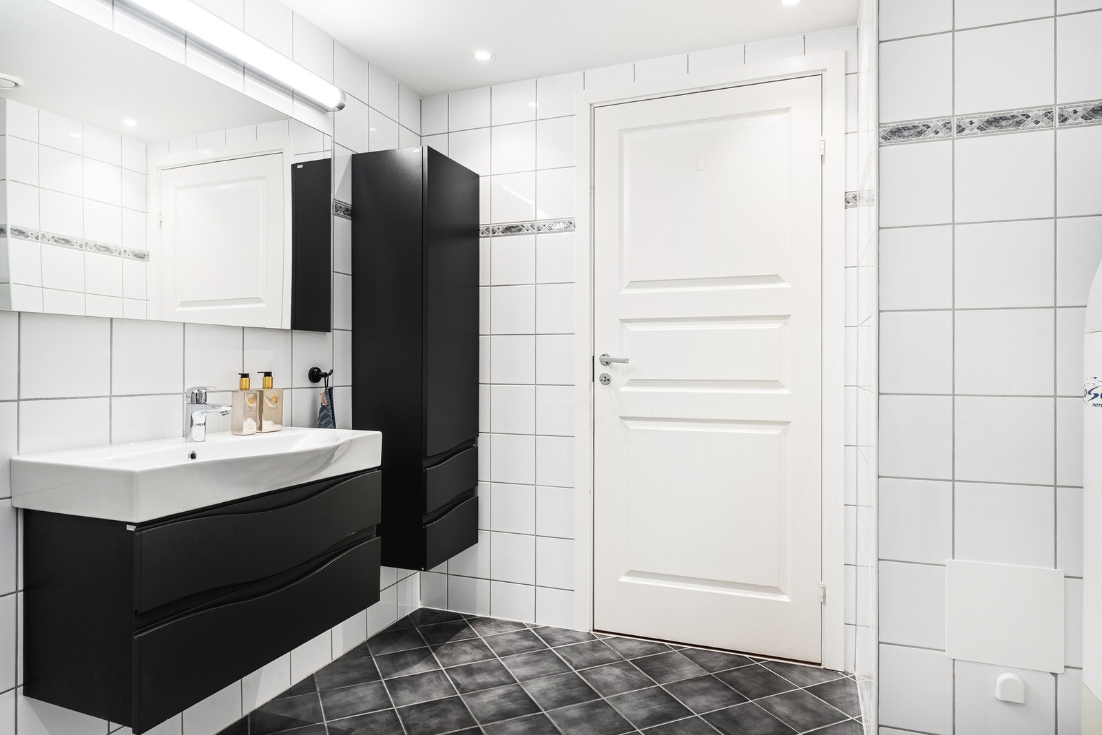 Badet er av god størrelse på 6,3 kvm. Tak på bad er nymalt i 2026. Galleribilde