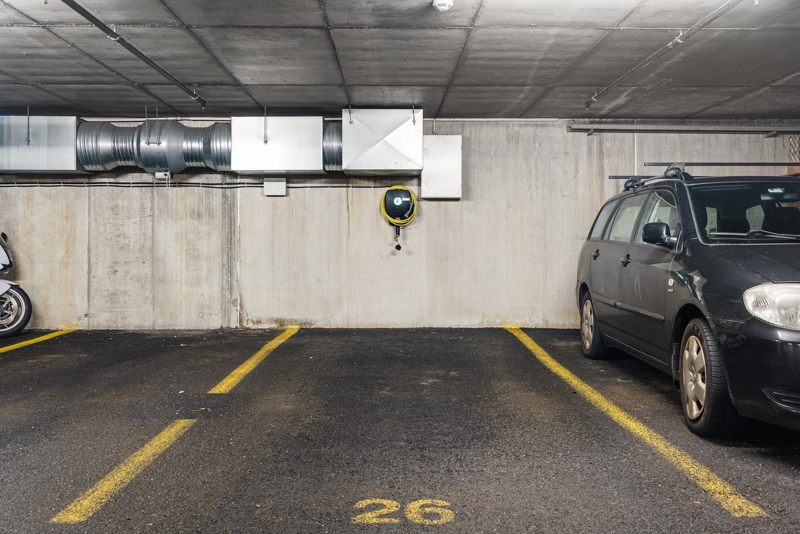 Fast garasjeplass med elbillader. Galleribilde