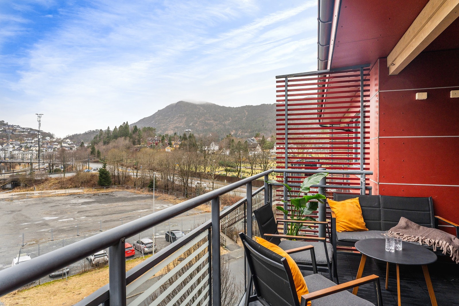 Selger opplyser om sol fra ca. 08:30-18:30 på sommeren. Her kan man nyte mange fine dager og kvelder. Galleribilde