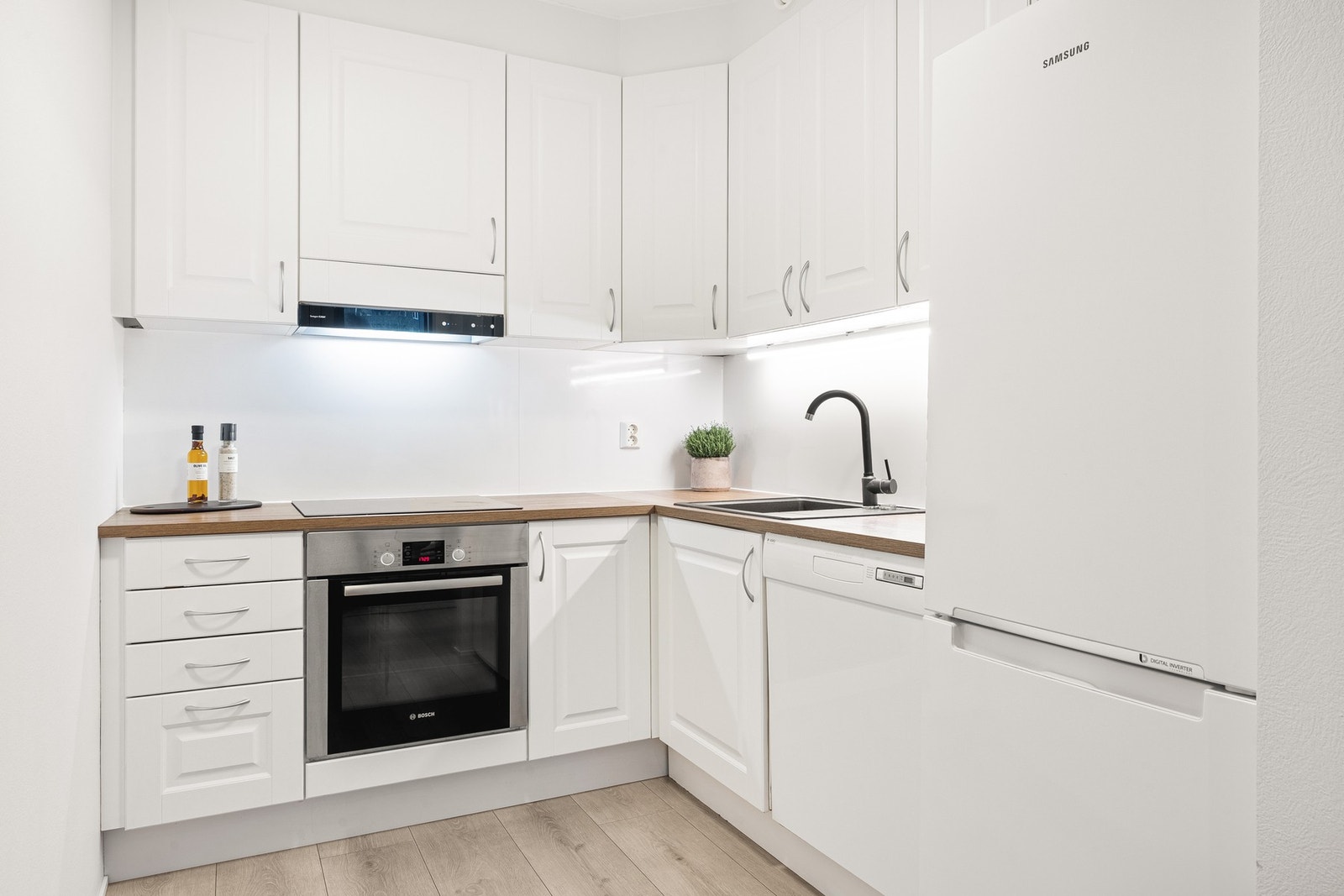 Fint kjøkken fra Norema med profilerte fronter, laminat benkplate og vask i kompositt. Galleribilde