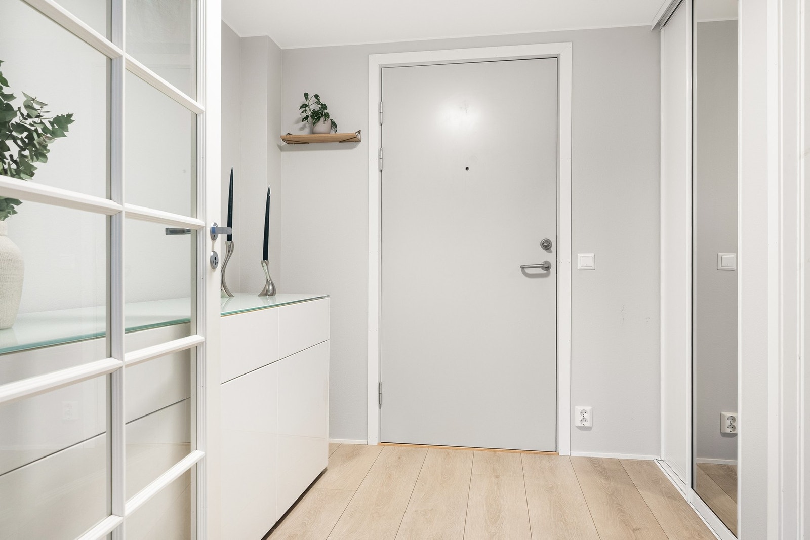 Innbydende entré på 5,9 kvm. Porttelefon for åpning av ytterdør. Galleribilde