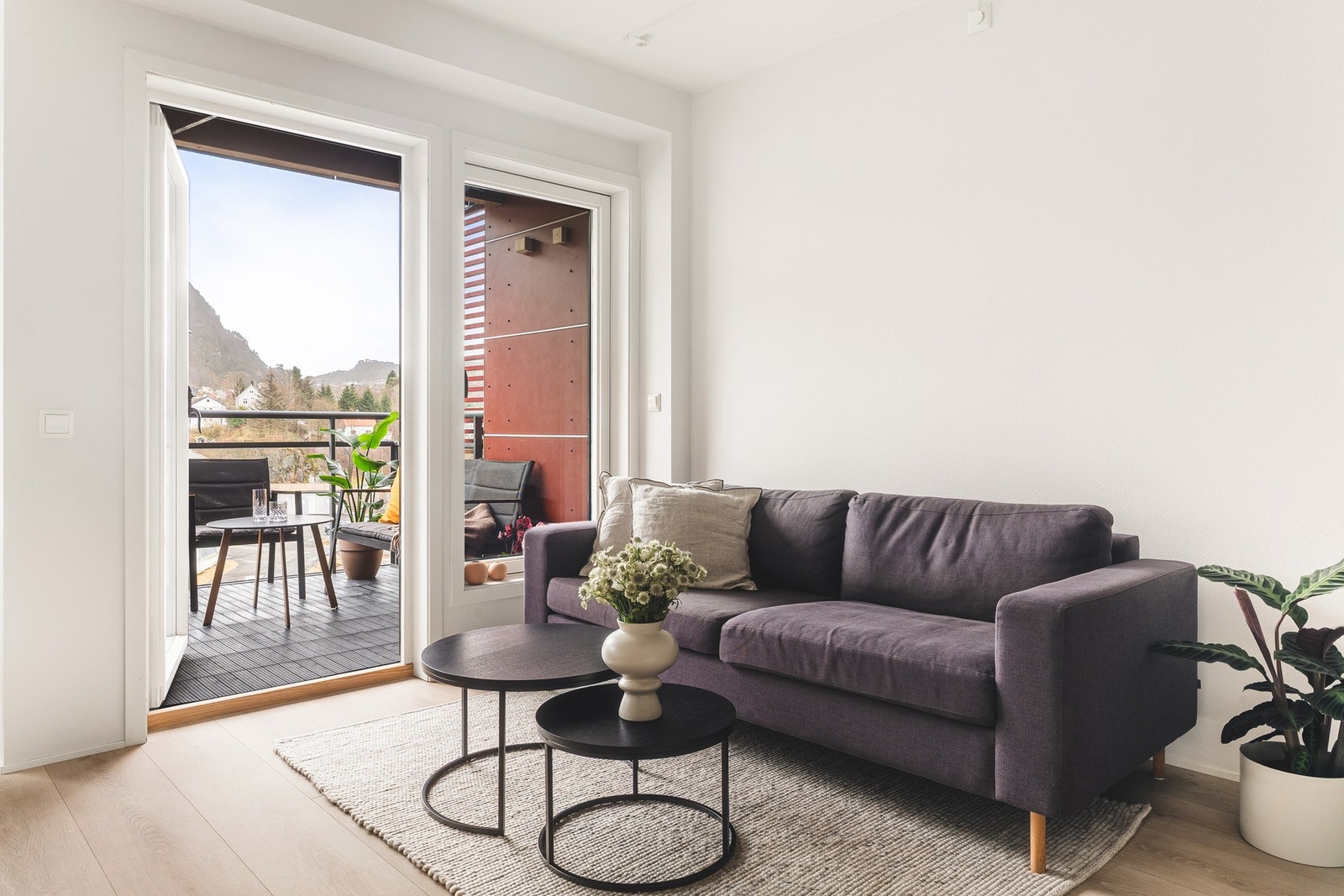 Leiligheten har lyse og fine overflater, nymalte vegger i 2026. Galleribilde