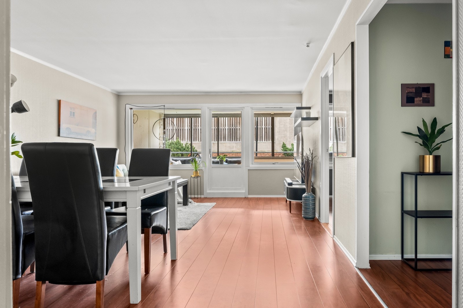 Stuen har en god størrelse som lett kan innredes med tv-lounge og spisebord, samt hyller, skap eller skjenker til oppbevaring. Galleribilde