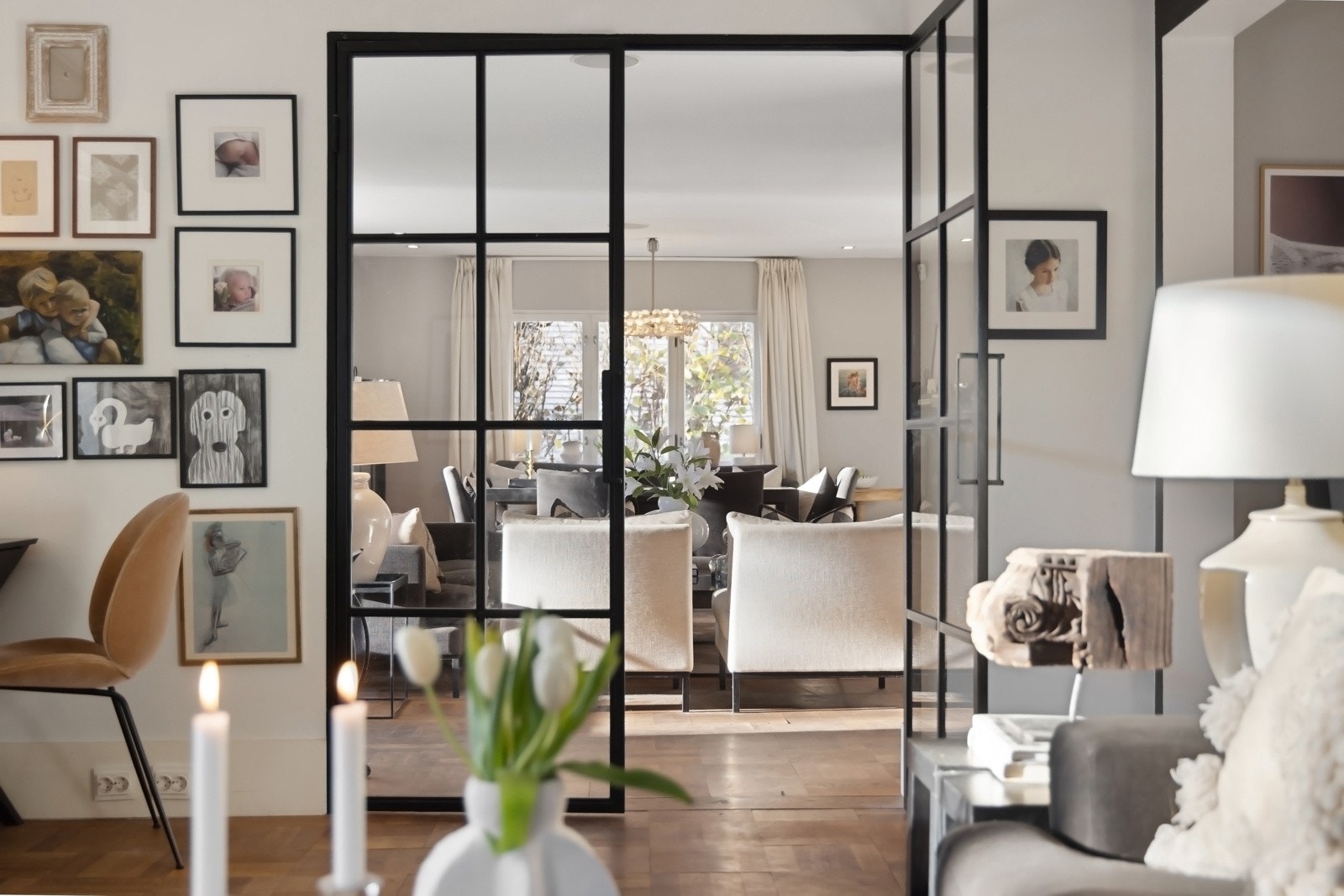 Lekker dør mellom tv-stuen og stuen, gir rom for flere soner i hovedetasjen. Galleribilde