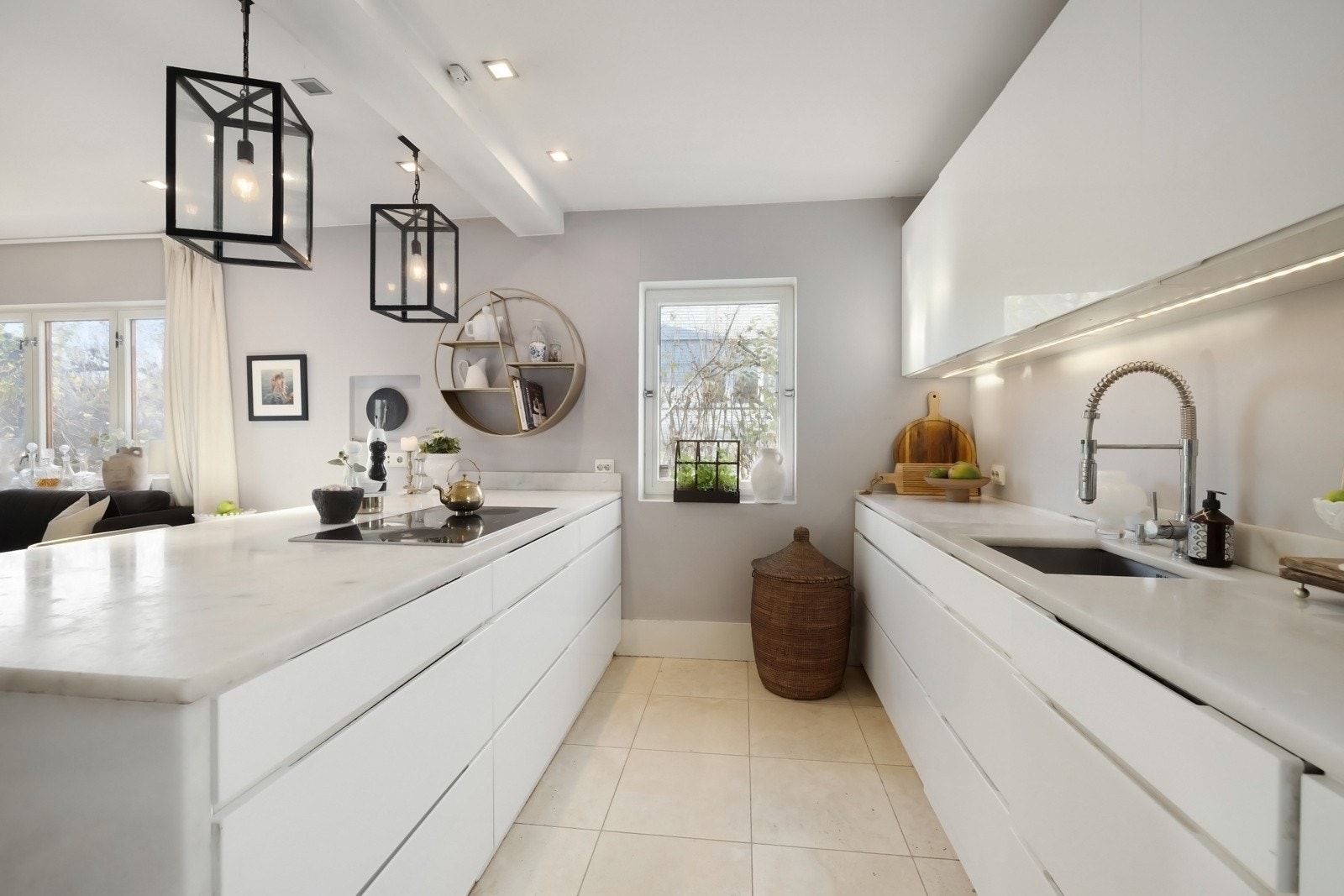 Kjøkkenet har foliert glatt innredning med soft-close funksjon og takoppforing. LED-lys under overskap gir godt arbeidslys. Marmor benkeplate med underlimt stålkum og nedfelt induksjonstopp. Galleribilde