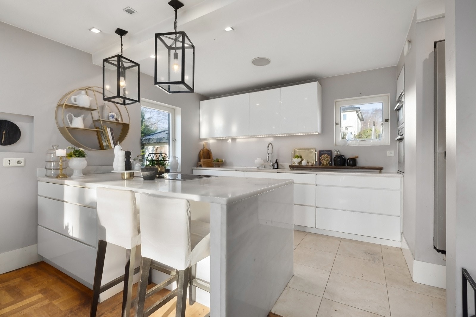 Kjøkkenet er godt tilrettelagt for matlaging, med kjøkkenøy og store arbeidsflater. Galleribilde