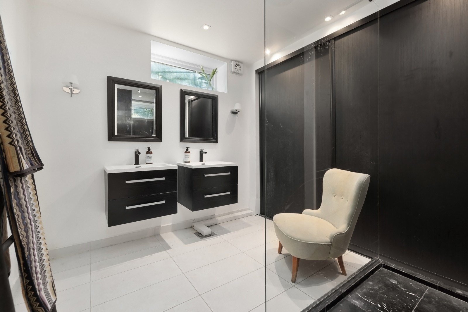 Bad 2 (U-etasje): Badet har flislagt gulv, varmekabler, fliser og malte flater på veggene. Avtrekk sikrer god ventilasjon. Opplegg for vaskemaskin og tørkeskap samt en bereder. Rommet har bl.a. dobbel servant med innredning og dusj. Galleribilde