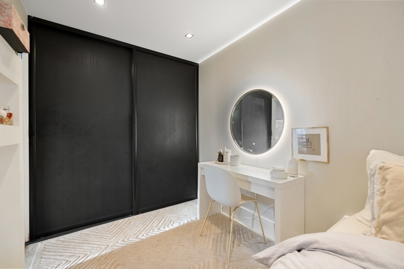 På soverommet er det oppbevaring i plassbygget skyvedørsgarderobe. Galleribilde