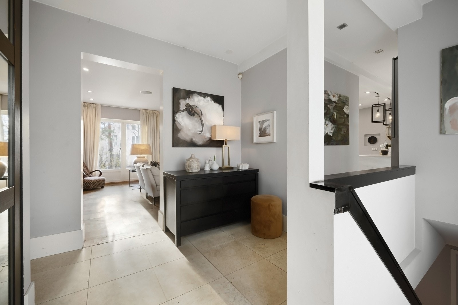 Entré med trapp ned til underetasjen. Galleribilde