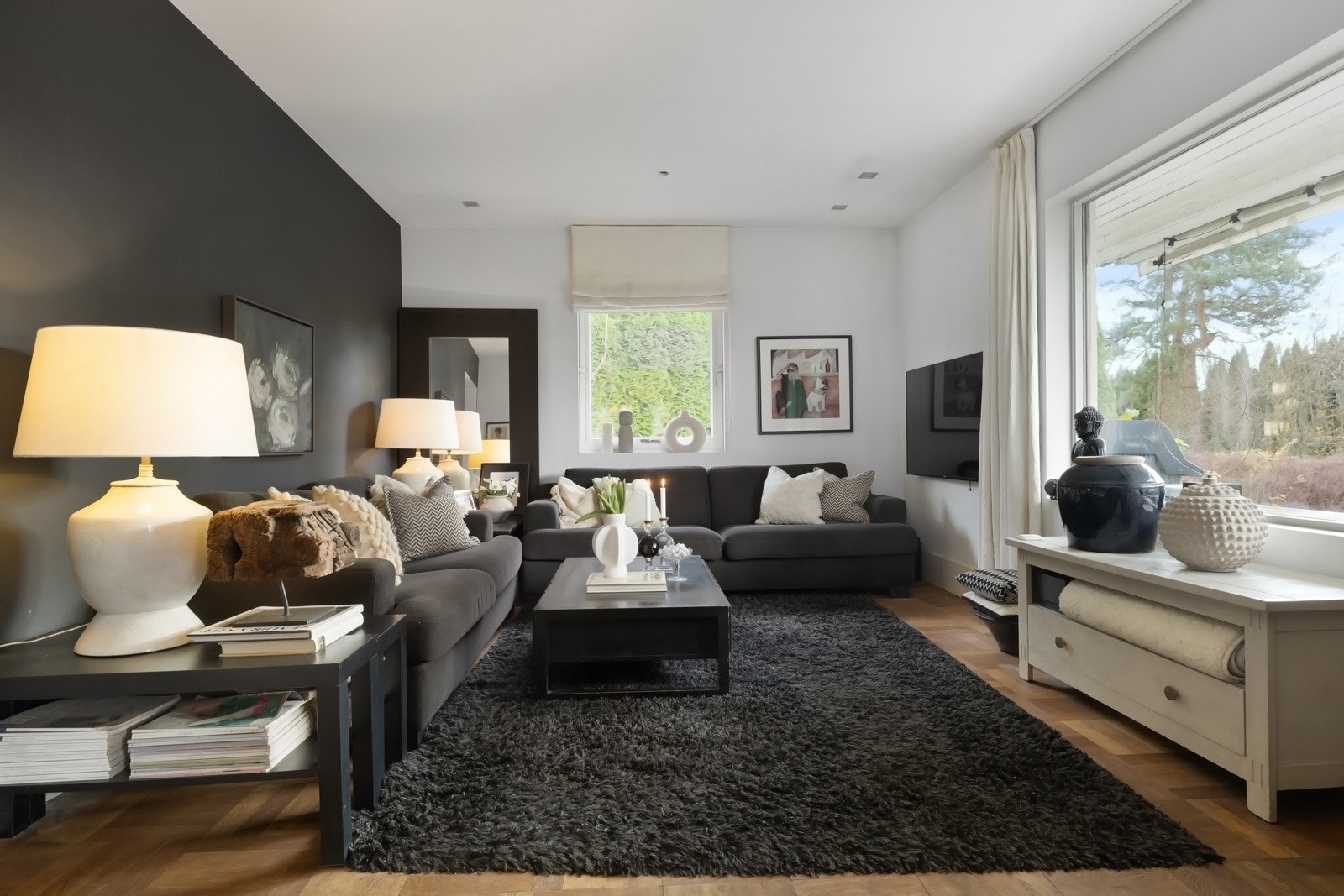 Den lyse og koselige tv-stuen er hjertet i hjemmet, her er det god plass til stor sittegruppe for hele familien. Galleribilde